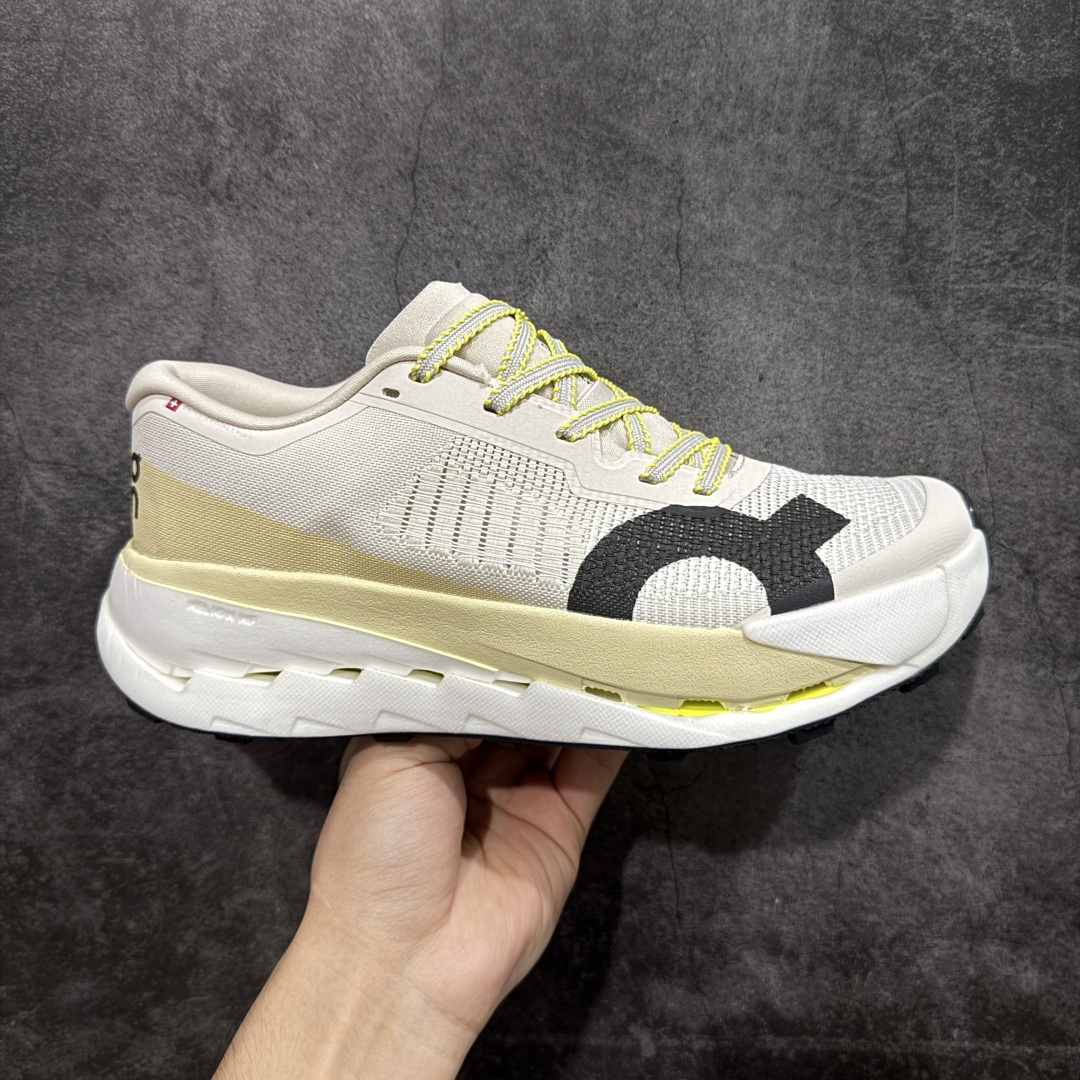 【PZ纯原】On Cloudultra Pro 昂跑 低帮 灰色 百搭舒适透气低邦跑步鞋 高透气的双层网眼鞋面加入轻量TPU，增强耐用性，内里网面如袜套般精确贴合双足；采用Helion Superfoam打造的双层CloudTec®专利鞋底科技，有更宽的Speedboard®速度板，为长距离跑提供更多支撑；相连Cloudt模块的中底增加地面冲击力防护，搭载封闭鞋底凹槽的Missiongrip™外底科技，在碎石路面也能释放所需抓地力，且闭合结构的外底凹槽可防止碎石嵌入；运用FlipReleaseh新技术，位于鞋带系统前掌位置，使用者轻松扳动它，能缓解长距离跑步时脚部肿胀带来的不适感。 尺码：36-47含半码-选品中心