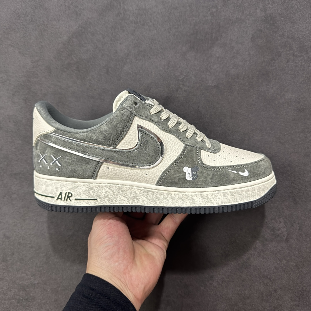 【定制版】NIke Air Force 1 \’07 Low “暴力熊联名——灰猪八”空军一号 低帮 运动鞋 休闲鞋 折边针车 工艺难度大 原楦头原纸板 原装鞋盒 定制五金配件 内置全掌气垫 原厂鞋底 货号：SY1388-004 尺码：36 36.5 37.5 38 38.5 39 40 40.5 41 42 42.5 43 44 44.5 45 编码：HXSA310320-选品中心