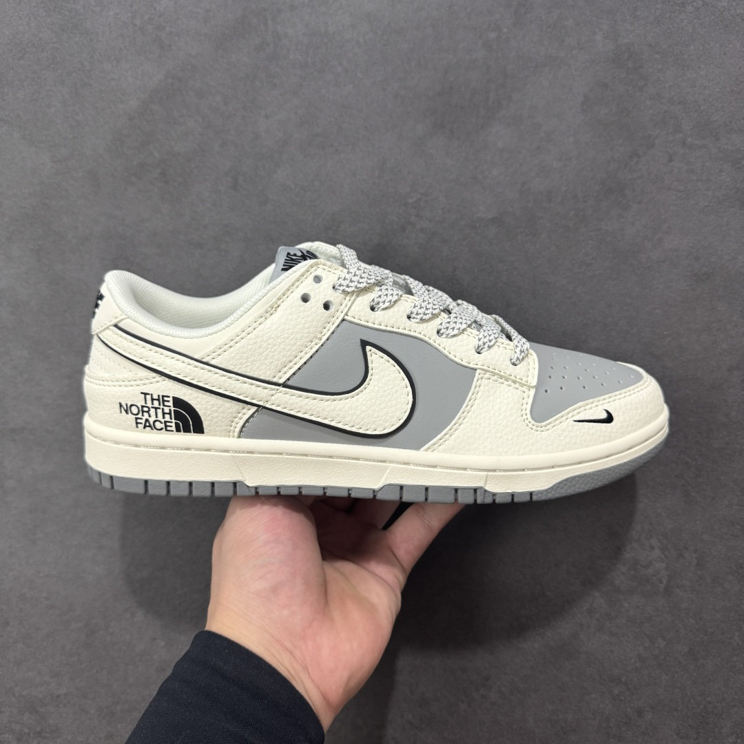 【定制版】The North Face x Nk SB Dunk Low 定制配色 北面联名 复古低帮休闲百搭板鞋 公司级版本 定制鞋盒 大厂流水生产 超高清洁度 皮料切割干净无任何毛边 橡胶大底 防滑耐磨 舒适上脚 货号:JP1628-024 尺码:36 36.5 37.5 38 38.5 39 40 40.5 41 42 42.5 43 44 44.5 45 编码:HXSB330340-选品中心