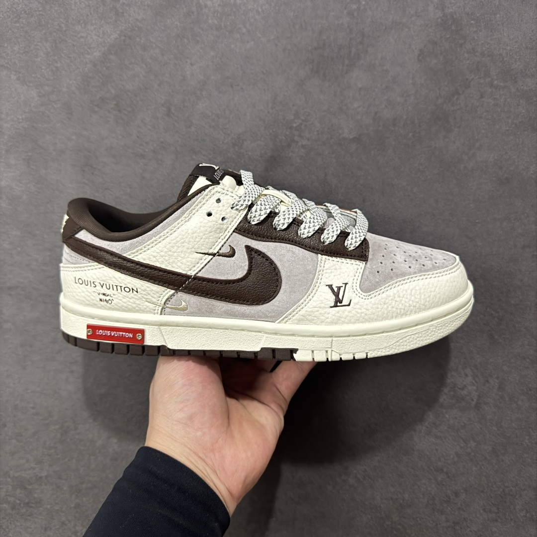 【定制版】LV x NK SB Dunk Low 低帮LV联名白咖啡米白棕红 定制鞋盒 Ortholite鞋垫透气防臭 大厂纯原品质出货 超高清洁度 皮料切割干净无任何毛边 细节完美 货号：YF9511-906 尺码： 36 36.5 37.5 38 38.5 39 40 40.5 41 42 42.5 43 44 44.5 45 编码：HXSB330340-选品中心