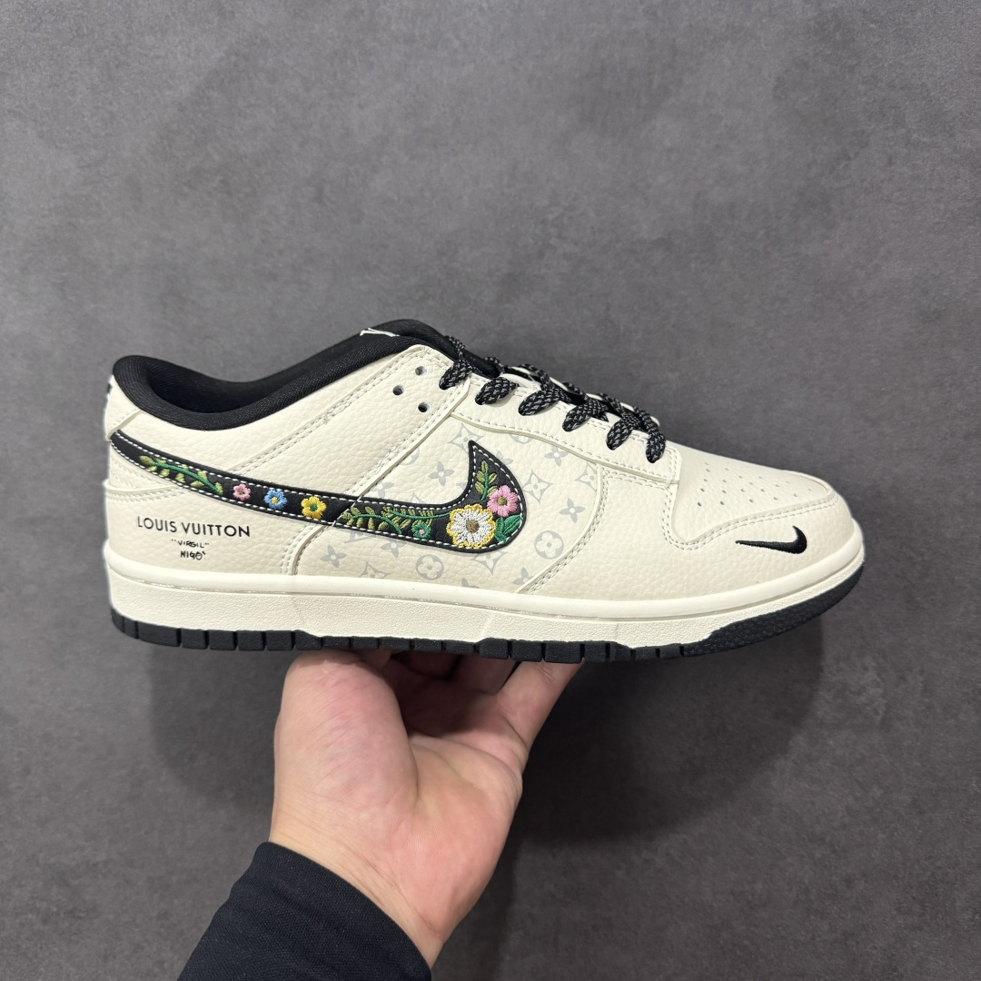 【定制版】NK SB Dunk Low 手工刺绣 米白黑LV印花 高端定制 低帮休闲板鞋 #定制鞋盒 大厂纯原品质出货 超高清洁度 皮料切割干净无任何毛边 细节完美 货号：DS6608-017 尺码：36 36.5 37.5 38 38.5 39 40 40.5 41 42 42.5 43 44 44.5 45 编码：HXSB330340-选品中心