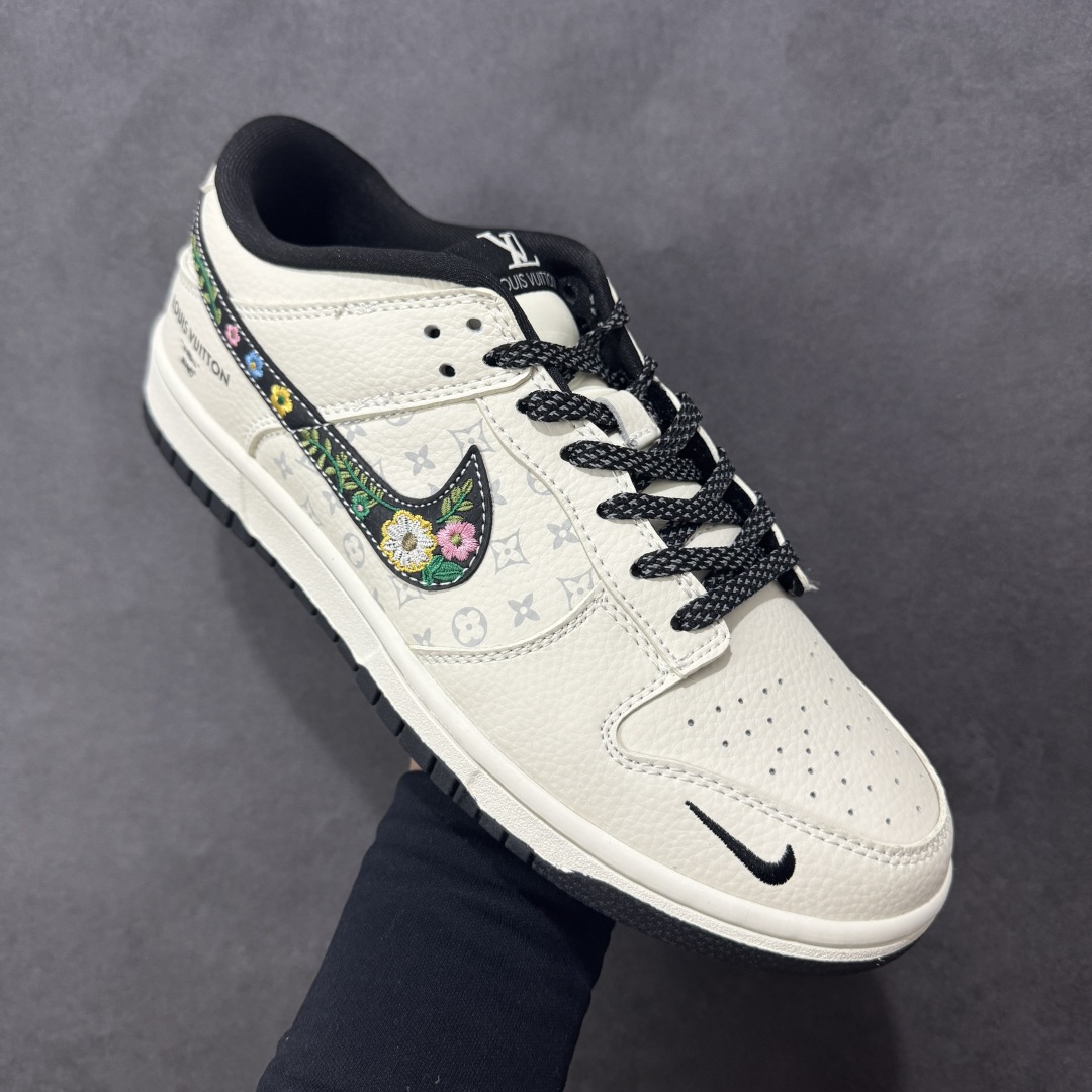 图片[3]-【定制版】NK SB Dunk Low 手工刺绣 米白黑LV印花 高端定制 低帮休闲板鞋 #定制鞋盒 大厂纯原品质出货 超高清洁度 皮料切割干净无任何毛边 细节完美 货号：DS6608-017 尺码：36 36.5 37.5 38 38.5 39 40 40.5 41 42 42.5 43 44 44.5 45 编码：HXSB330340-选品中心