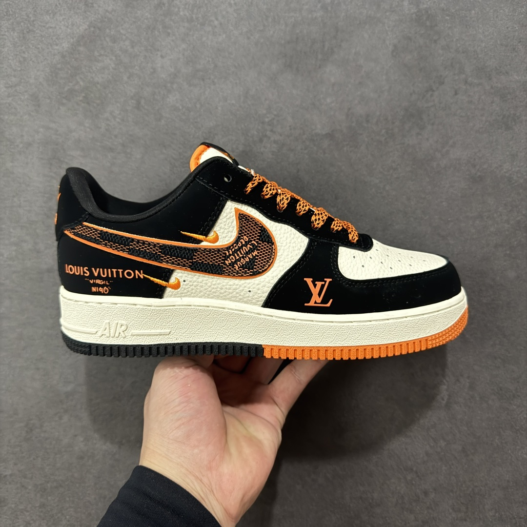 【定制版】Louis Vuitton x Nk Air Force 1’07 定制配色 Lv联名 空军一号经典低帮休闲百搭板鞋 公司级版本 大厂流水作业生产 超高清洁度 皮料切割干净无任何毛边 内置蜂窝气垫 细节做工一流 橡胶鞋底 防滑耐磨 舒适上脚 货号：KJ1688-025  尺码：36 36.5 37.5 38 38.5 39 40 40.5 41 42 42.5 43 44 44.5 45 编码：HXSB310320-选品中心