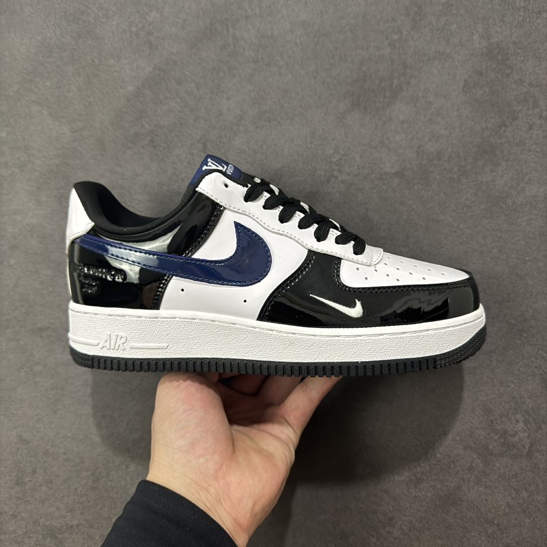 【定制版】海外限量发售!公司级NIke Air Force 1 \’07 Low “LV联名漆皮”空军一号 低帮 运动鞋 休闲鞋 折边针车 工艺难度大 原楦头原纸板 原装鞋盒 定制五金配件 内置全掌气垫 原厂鞋底 货号:DF0188-101 尺码:36 36.5 37.5 38 38.5 39 40 40.5 41 42 42.5 43 44 44.5 45-选品中心