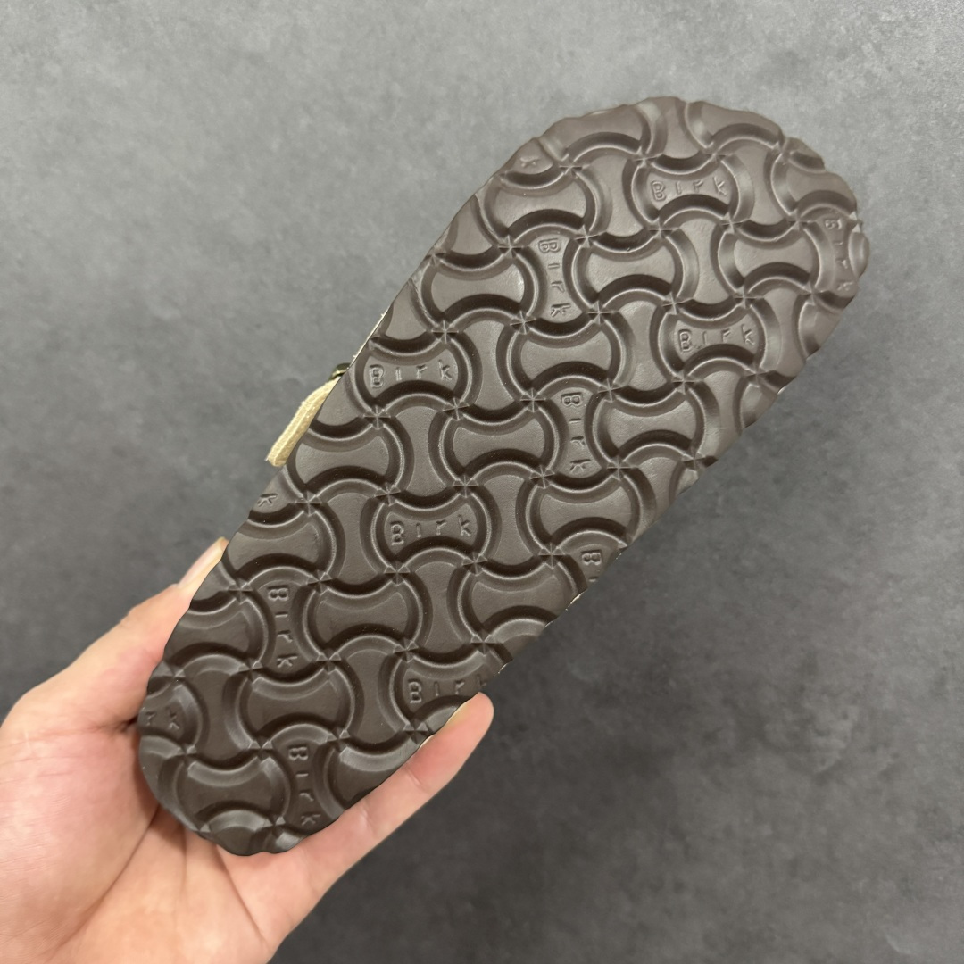 图片[9]-【纯原Y版真羊毛】Birkenstock 博肯软木软底半拖 羊毛一体拖鞋 区别市场版本 市场最高品质 注意真羊毛 区别市场便宜毛拖 假羊毛‼️ BK博肯鞋，家喻户晓，每个时尚博主都爱的单品！非常好搭配，一年可以穿三季的鞋子。虽然经典，但是我们从未忽视它的舒适度。我们精心挑选软硬度适中的木屑脚床，不易开裂不易变型；完美的切合人体工学的底弧，脚床上还特意优化➕一层乳胶，让我们每一脚都像踩在枕头般的感觉！时尚girl 必备单品！ 鞋面：进口高丝光牛反毛皮 内里：羊毛里（真毛） 底：木屑脚床➕防滑EVA底片 尺码：35-40-选品中心