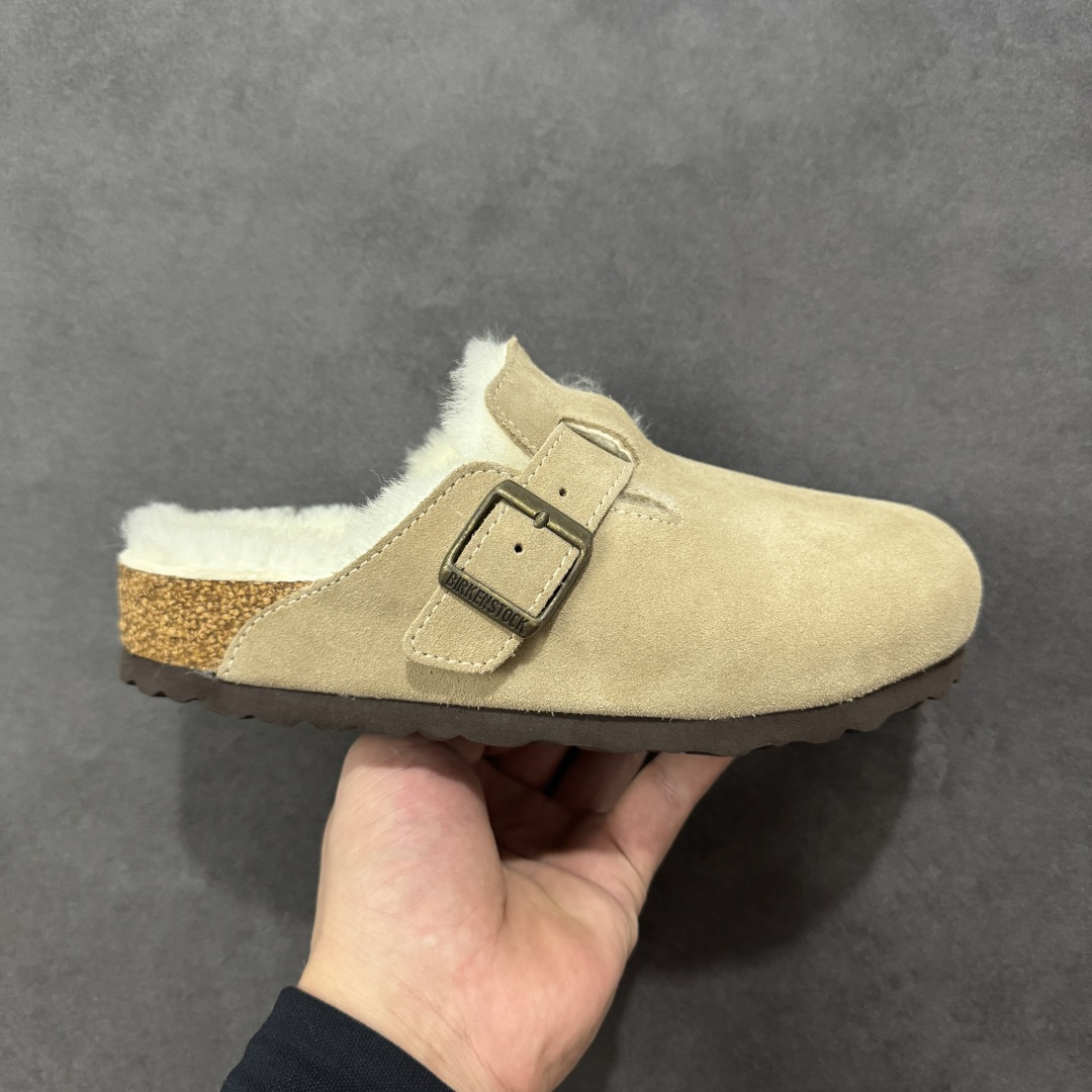 【纯原Y版真羊毛】Birkenstock 博肯软木软底半拖 羊毛一体拖鞋 区别市场版本 市场最高品质 注意真羊毛 区别市场便宜毛拖 假羊毛‼️ BK博肯鞋，家喻户晓，每个时尚博主都爱的单品！非常好搭配，一年可以穿三季的鞋子。虽然经典，但是我们从未忽视它的舒适度。我们精心挑选软硬度适中的木屑脚床，不易开裂不易变型；完美的切合人体工学的底弧，脚床上还特意优化➕一层乳胶，让我们每一脚都像踩在枕头般的感觉！时尚girl 必备单品！ 鞋面：进口高丝光牛反毛皮 内里：羊毛里（真毛） 底：木屑脚床➕防滑EVA底片 尺码：35-40-选品中心