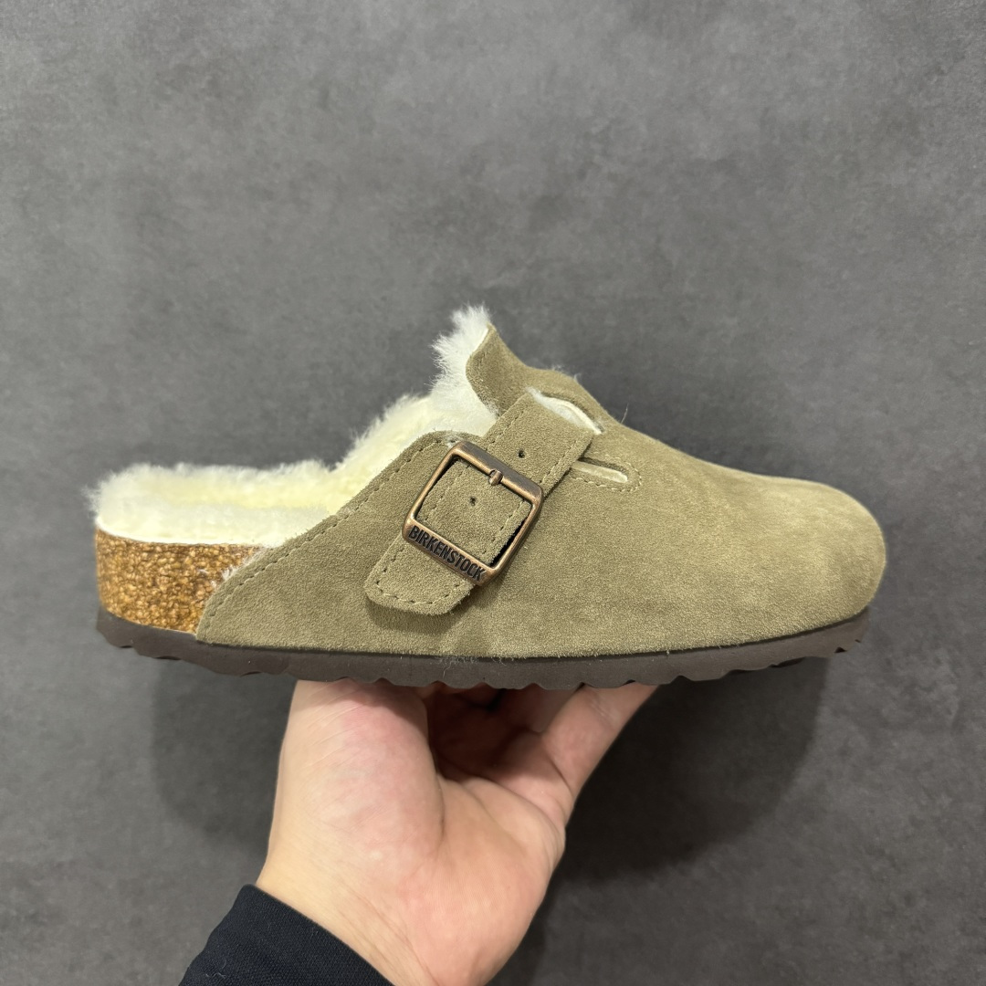 【纯原Y版真羊毛】Birkenstock 博肯软木软底半拖 羊毛一体拖鞋 区别市场版本 市场最高品质 注意真羊毛 区别市场便宜毛拖 假羊毛‼️ BK博肯鞋，家喻户晓，每个时尚博主都爱的单品！非常好搭配，一年可以穿三季的鞋子。虽然经典，但是我们从未忽视它的舒适度。我们精心挑选软硬度适中的木屑脚床，不易开裂不易变型；完美的切合人体工学的底弧，脚床上还特意优化➕一层乳胶，让我们每一脚都像踩在枕头般的感觉！时尚girl 必备单品！ 鞋面：进口高丝光牛反毛皮 内里：羊毛里（真毛） 底：木屑脚床➕防滑EVA底片 尺码：35-40-选品中心