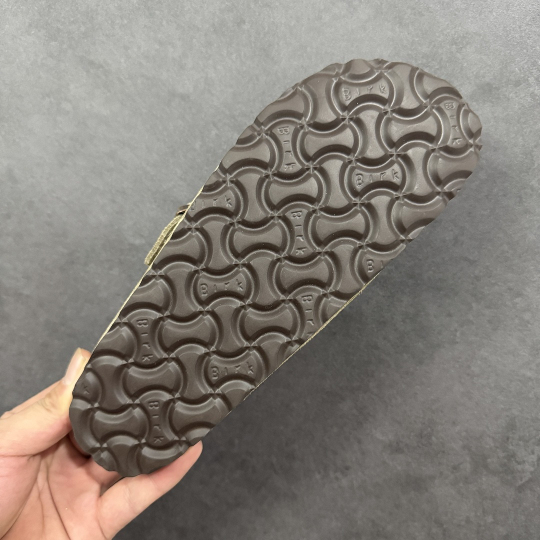 图片[9]-【纯原Y版真羊毛】Birkenstock 博肯软木软底半拖 羊毛一体拖鞋 区别市场版本 市场最高品质 注意真羊毛 区别市场便宜毛拖 假羊毛‼️ BK博肯鞋，家喻户晓，每个时尚博主都爱的单品！非常好搭配，一年可以穿三季的鞋子。虽然经典，但是我们从未忽视它的舒适度。我们精心挑选软硬度适中的木屑脚床，不易开裂不易变型；完美的切合人体工学的底弧，脚床上还特意优化➕一层乳胶，让我们每一脚都像踩在枕头般的感觉！时尚girl 必备单品！ 鞋面：进口高丝光牛反毛皮 内里：羊毛里（真毛） 底：木屑脚床➕防滑EVA底片 尺码：35-40-选品中心