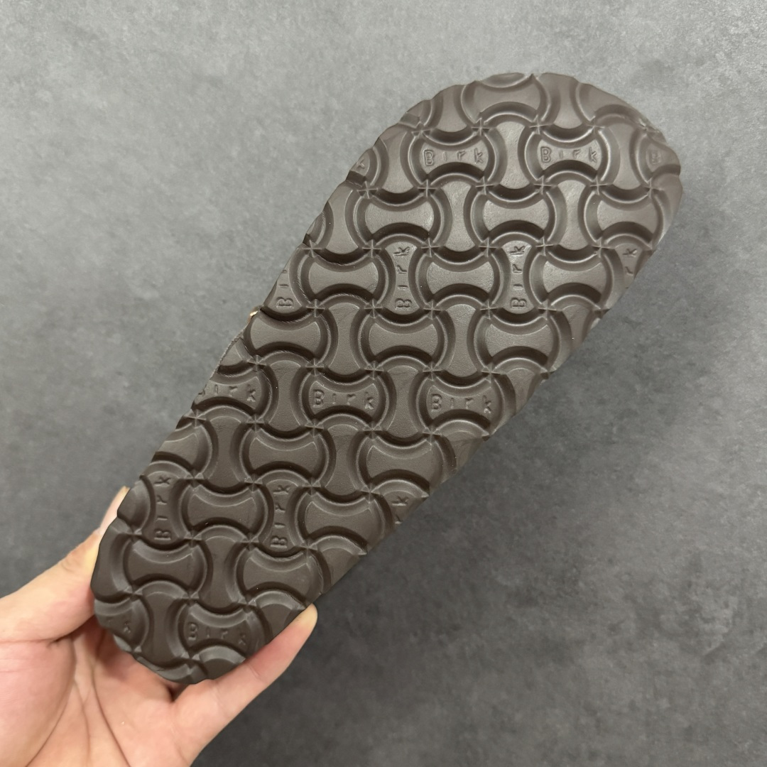 图片[9]-【纯原Y版真羊毛】Birkenstock 博肯软木软底半拖 羊毛一体拖鞋 区别市场版本 市场最高品质 注意真羊毛 区别市场便宜毛拖 假羊毛‼️ BK博肯鞋，家喻户晓，每个时尚博主都爱的单品！非常好搭配，一年可以穿三季的鞋子。虽然经典，但是我们从未忽视它的舒适度。我们精心挑选软硬度适中的木屑脚床，不易开裂不易变型；完美的切合人体工学的底弧，脚床上还特意优化➕一层乳胶，让我们每一脚都像踩在枕头般的感觉！时尚girl 必备单品！ 鞋面：进口高丝光牛反毛皮 内里：羊毛里（真毛） 底：木屑脚床➕防滑EVA底片 尺码：35-40-选品中心