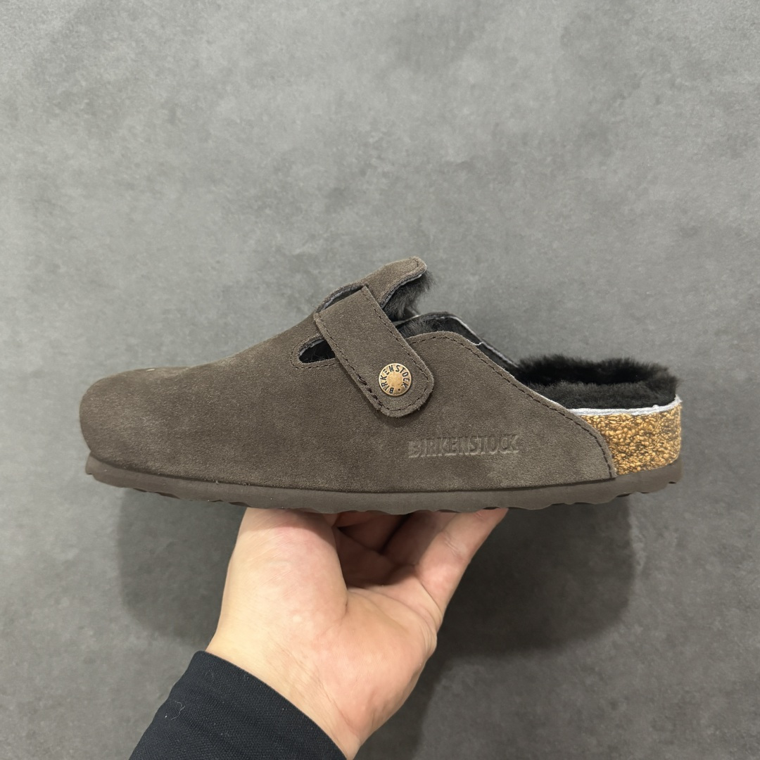 图片[2]-【纯原Y版真羊毛】Birkenstock 博肯软木软底半拖 羊毛一体拖鞋 区别市场版本 市场最高品质 注意真羊毛 区别市场便宜毛拖 假羊毛‼️ BK博肯鞋，家喻户晓，每个时尚博主都爱的单品！非常好搭配，一年可以穿三季的鞋子。虽然经典，但是我们从未忽视它的舒适度。我们精心挑选软硬度适中的木屑脚床，不易开裂不易变型；完美的切合人体工学的底弧，脚床上还特意优化➕一层乳胶，让我们每一脚都像踩在枕头般的感觉！时尚girl 必备单品！ 鞋面：进口高丝光牛反毛皮 内里：羊毛里（真毛） 底：木屑脚床➕防滑EVA底片 尺码：35-40-选品中心