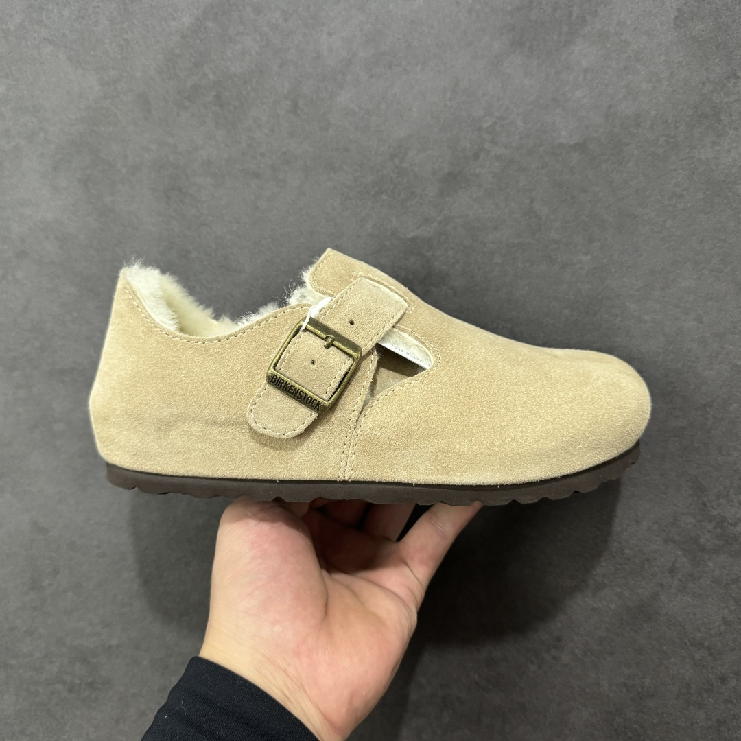 【纯原Y版真羊毛】Birkenstock 博肯软木软底半拖 羊毛一体全包懒人鞋 区别市场版本 市场最高品质 注意真羊毛 区别市场便宜毛拖 假羊毛‼️ BK博肯鞋,家喻户晓,每个时尚博主都爱的单品!非常好搭配,一年可以穿三季的鞋子。虽然经典,但是我们从未忽视它的舒适度。我们精心挑选软硬度适中的木屑脚床,不易开裂不易变型;完美的切合人体工学的底弧,脚床上还特意优化➕一层乳胶,让我们每一脚都像踩在枕头般的感觉!时尚girl 必备单品! 鞋面:进口高丝光牛反毛皮 内里:羊毛里(真毛) 底:木屑脚床➕防滑EVA底片 尺码:35-40-选品中心