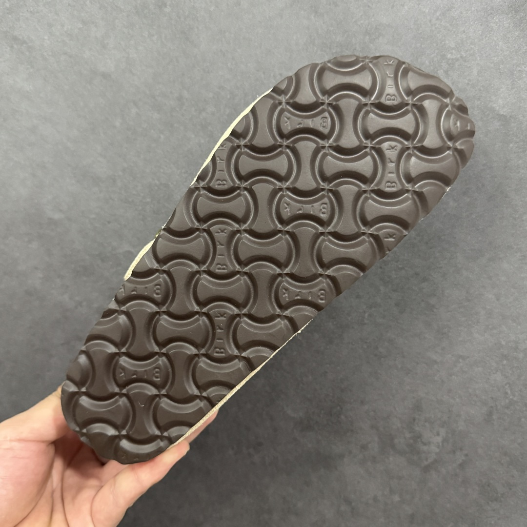 图片[9]-【纯原Y版真羊毛】Birkenstock 博肯软木软底半拖 羊毛一体全包懒人鞋 区别市场版本 市场最高品质 注意真羊毛 区别市场便宜毛拖 假羊毛‼️ BK博肯鞋，家喻户晓，每个时尚博主都爱的单品！非常好搭配，一年可以穿三季的鞋子。虽然经典，但是我们从未忽视它的舒适度。我们精心挑选软硬度适中的木屑脚床，不易开裂不易变型；完美的切合人体工学的底弧，脚床上还特意优化➕一层乳胶，让我们每一脚都像踩在枕头般的感觉！时尚girl 必备单品！ 鞋面：进口高丝光牛反毛皮 内里：羊毛里（真毛） 底：木屑脚床➕防滑EVA底片 尺码：35-40-选品中心