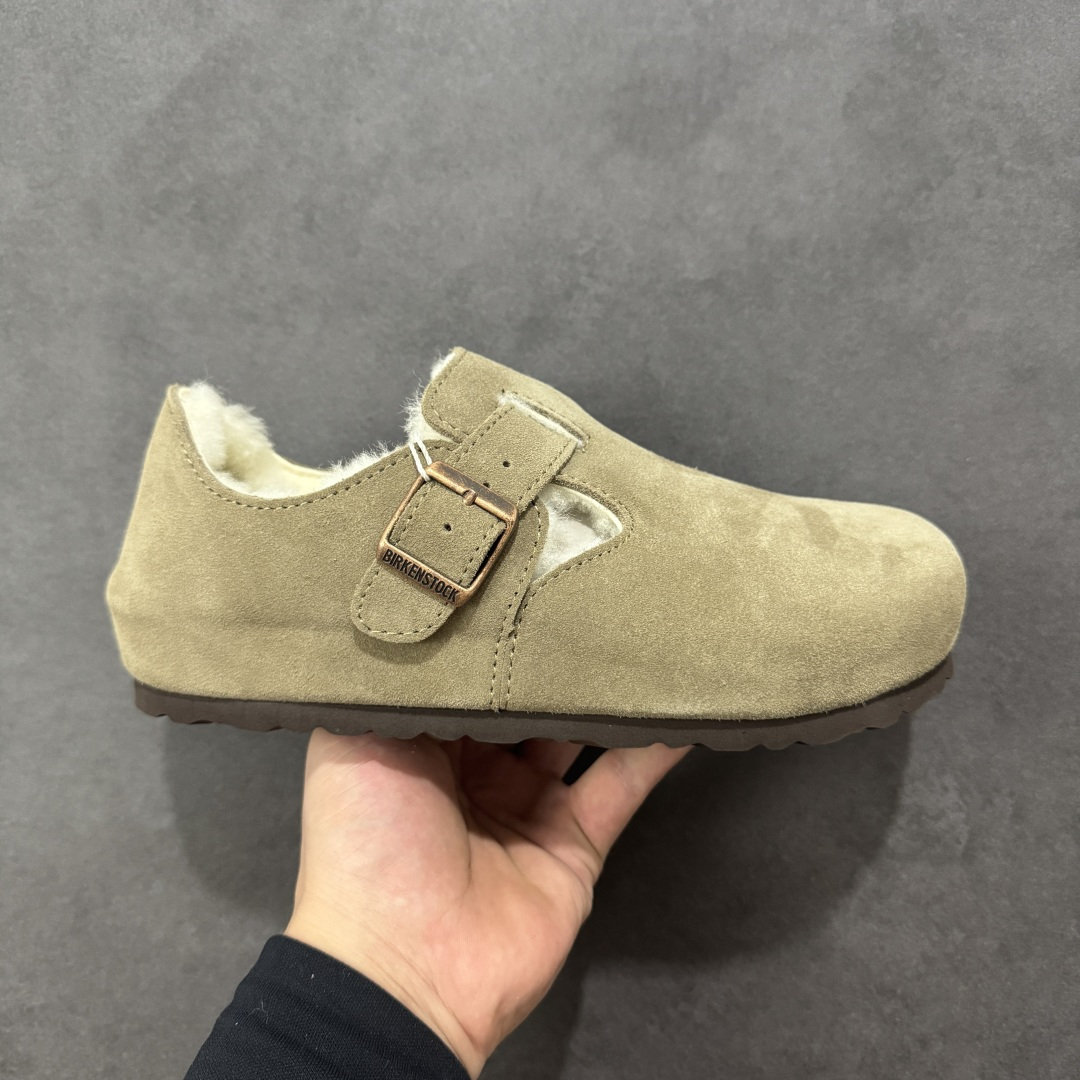 【纯原Y版真羊毛】Birkenstock 博肯软木软底半拖 羊毛一体全包懒人鞋 区别市场版本 市场最高品质 注意真羊毛 区别市场便宜毛拖 假羊毛‼️ BK博肯鞋，家喻户晓，每个时尚博主都爱的单品！非常好搭配，一年可以穿三季的鞋子。虽然经典，但是我们从未忽视它的舒适度。我们精心挑选软硬度适中的木屑脚床，不易开裂不易变型；完美的切合人体工学的底弧，脚床上还特意优化➕一层乳胶，让我们每一脚都像踩在枕头般的感觉！时尚girl 必备单品！ 鞋面：进口高丝光牛反毛皮 内里：羊毛里（真毛） 底：木屑脚床➕防滑EVA底片 尺码：35-40-选品中心