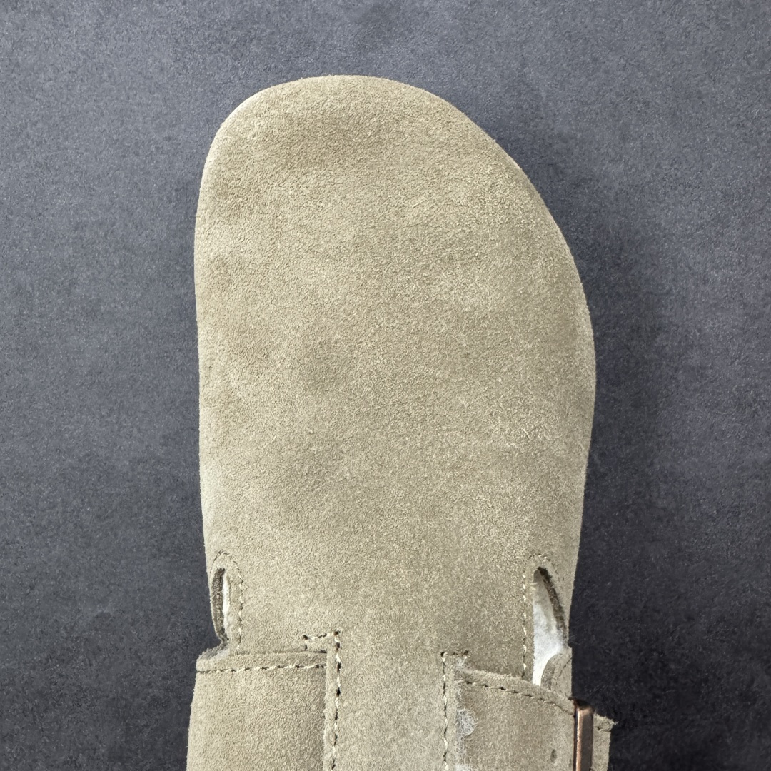 图片[8]-【纯原Y版真羊毛】Birkenstock 博肯软木软底半拖 羊毛一体全包懒人鞋 区别市场版本 市场最高品质 注意真羊毛 区别市场便宜毛拖 假羊毛‼️ BK博肯鞋，家喻户晓，每个时尚博主都爱的单品！非常好搭配，一年可以穿三季的鞋子。虽然经典，但是我们从未忽视它的舒适度。我们精心挑选软硬度适中的木屑脚床，不易开裂不易变型；完美的切合人体工学的底弧，脚床上还特意优化➕一层乳胶，让我们每一脚都像踩在枕头般的感觉！时尚girl 必备单品！ 鞋面：进口高丝光牛反毛皮 内里：羊毛里（真毛） 底：木屑脚床➕防滑EVA底片 尺码：35-40-选品中心