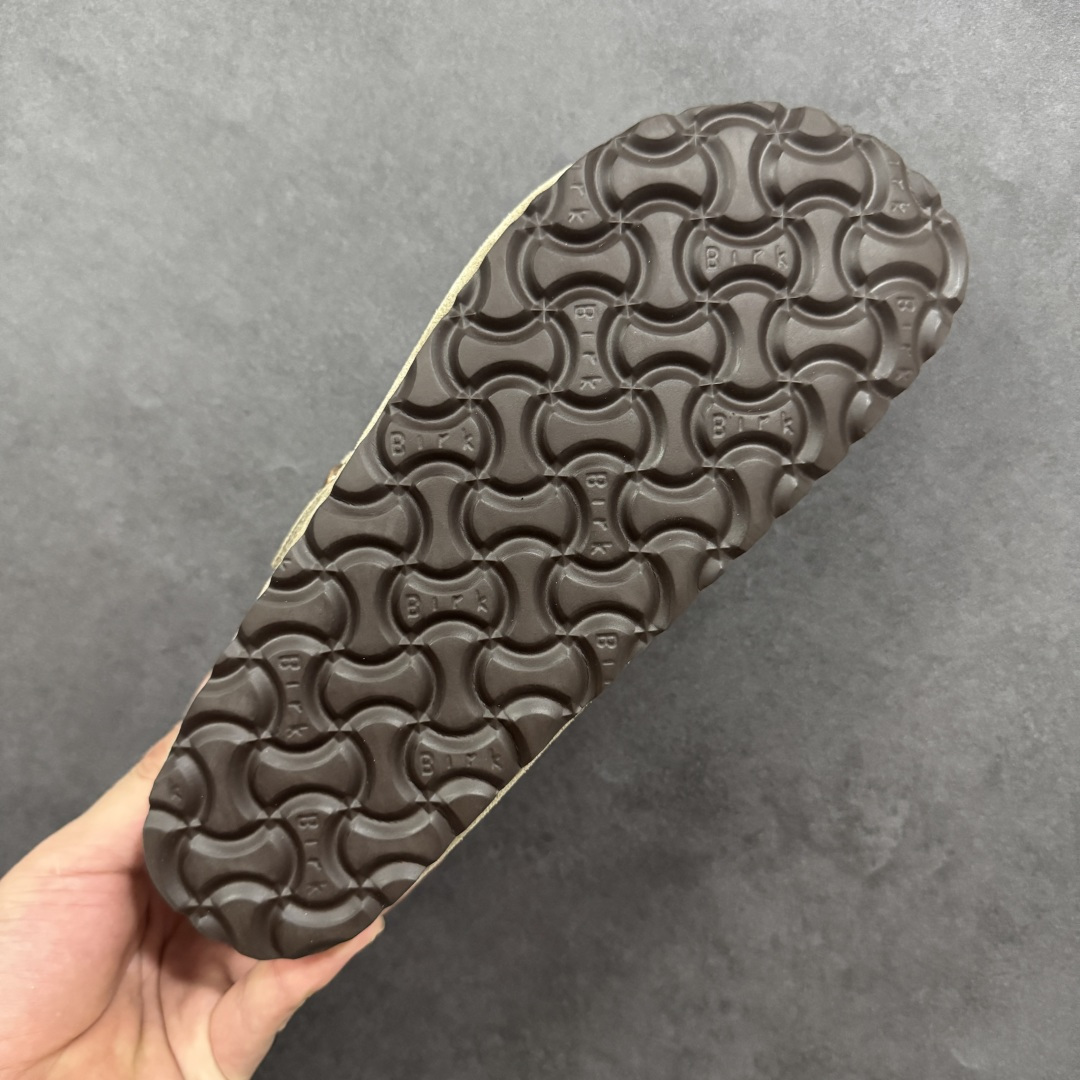 图片[9]-【纯原Y版真羊毛】Birkenstock 博肯软木软底半拖 羊毛一体全包懒人鞋 区别市场版本 市场最高品质 注意真羊毛 区别市场便宜毛拖 假羊毛‼️ BK博肯鞋，家喻户晓，每个时尚博主都爱的单品！非常好搭配，一年可以穿三季的鞋子。虽然经典，但是我们从未忽视它的舒适度。我们精心挑选软硬度适中的木屑脚床，不易开裂不易变型；完美的切合人体工学的底弧，脚床上还特意优化➕一层乳胶，让我们每一脚都像踩在枕头般的感觉！时尚girl 必备单品！ 鞋面：进口高丝光牛反毛皮 内里：羊毛里（真毛） 底：木屑脚床➕防滑EVA底片 尺码：35-40-选品中心