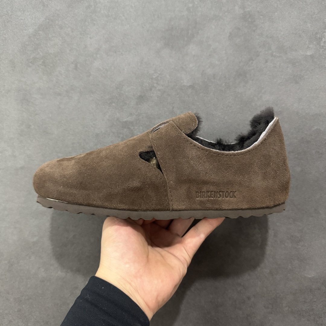 图片[2]-【纯原Y版真羊毛】Birkenstock 博肯软木软底半拖 羊毛一体全包懒人鞋 区别市场版本 市场最高品质 注意真羊毛 区别市场便宜毛拖 假羊毛‼️ BK博肯鞋，家喻户晓，每个时尚博主都爱的单品！非常好搭配，一年可以穿三季的鞋子。虽然经典，但是我们从未忽视它的舒适度。我们精心挑选软硬度适中的木屑脚床，不易开裂不易变型；完美的切合人体工学的底弧，脚床上还特意优化➕一层乳胶，让我们每一脚都像踩在枕头般的感觉！时尚girl 必备单品！ 鞋面：进口高丝光牛反毛皮 内里：羊毛里（真毛） 底：木屑脚床➕防滑EVA底片 尺码：35-40-选品中心