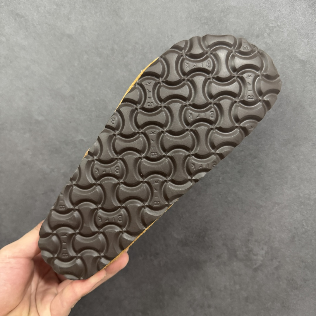 图片[9]-【纯原Y版真羊毛】Birkenstock 博肯软木软底半拖 羊毛一体全包懒人鞋 区别市场版本 市场最高品质 注意真羊毛 区别市场便宜毛拖 假羊毛‼️ BK博肯鞋，家喻户晓，每个时尚博主都爱的单品！非常好搭配，一年可以穿三季的鞋子。虽然经典，但是我们从未忽视它的舒适度。我们精心挑选软硬度适中的木屑脚床，不易开裂不易变型；完美的切合人体工学的底弧，脚床上还特意优化➕一层乳胶，让我们每一脚都像踩在枕头般的感觉！时尚girl 必备单品！ 鞋面：进口高丝光牛反毛皮 内里：羊毛里（真毛） 底：木屑脚床➕防滑EVA底片 尺码：35-40-选品中心