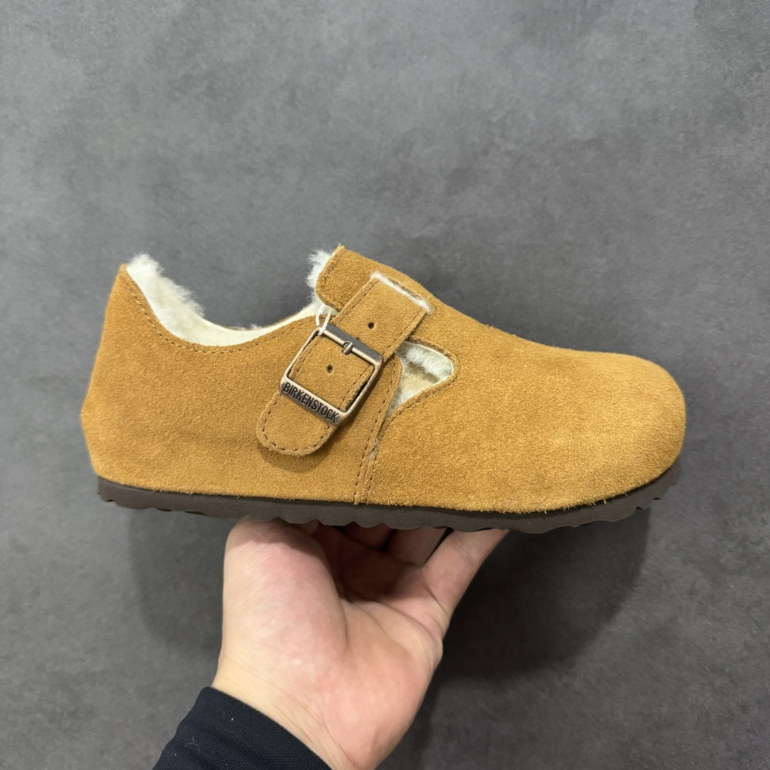 【纯原Y版真羊毛】Birkenstock 博肯软木软底半拖 羊毛一体全包懒人鞋 区别市场版本 市场最高品质 注意真羊毛 区别市场便宜毛拖 假羊毛‼️ BK博肯鞋，家喻户晓，每个时尚博主都爱的单品！非常好搭配，一年可以穿三季的鞋子。虽然经典，但是我们从未忽视它的舒适度。我们精心挑选软硬度适中的木屑脚床，不易开裂不易变型；完美的切合人体工学的底弧，脚床上还特意优化➕一层乳胶，让我们每一脚都像踩在枕头般的感觉！时尚girl 必备单品！ 鞋面：进口高丝光牛反毛皮 内里：羊毛里（真毛） 底：木屑脚床➕防滑EVA底片 尺码：35-40-选品中心