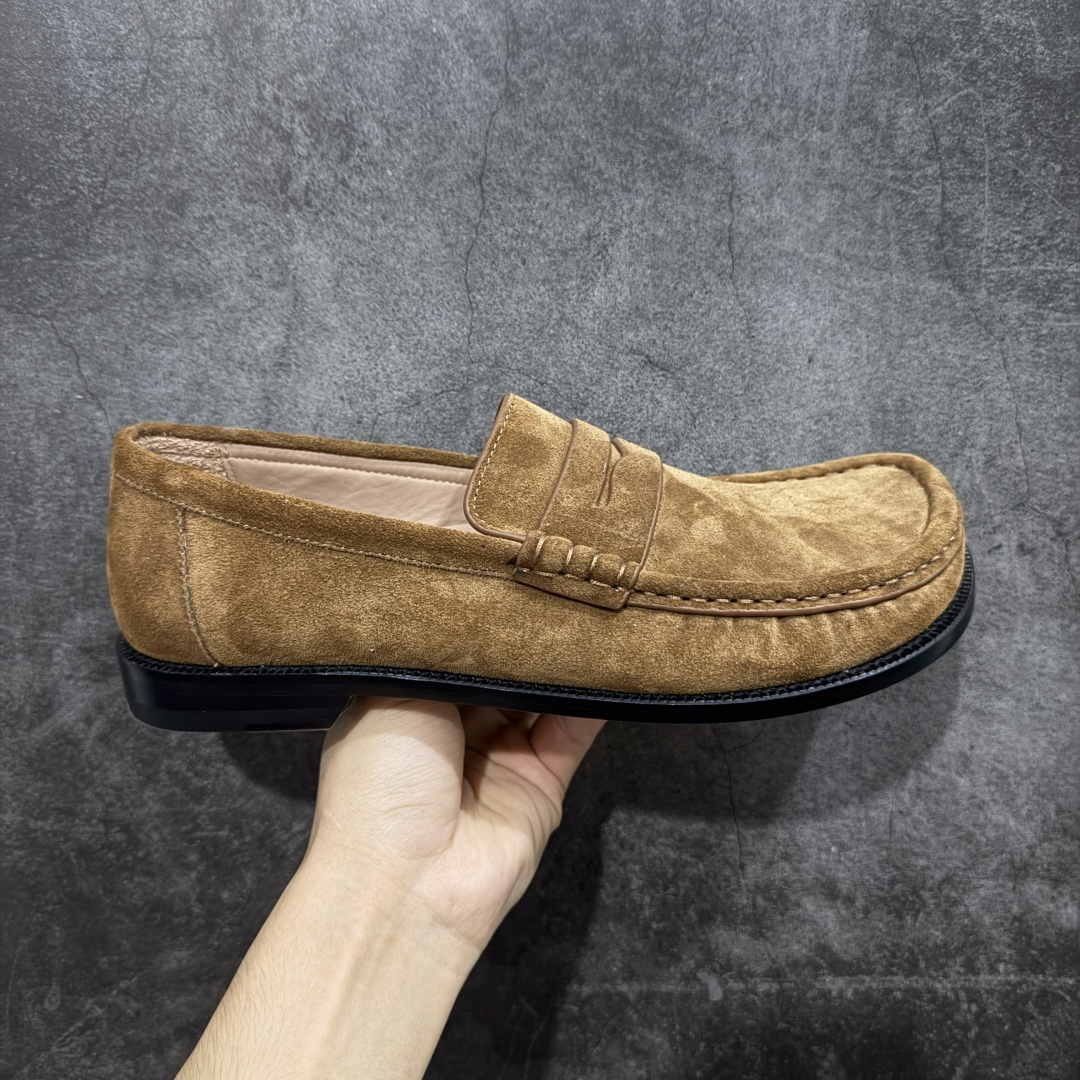 【莞产G版】LOEWE罗意威老钱乐福鞋 美拉德色系老钱风乐福鞋 【皮料】 东莞原厂进口全新2025年新材质“高丝光绒感牛反绒” 【鞋头】优质优雅，微微上翘的弧度~全油边工艺~ 【鞋舌】内里也是全牛皮，一整张牛皮切割，无拼皮、无边角料皮！ 【鞋底】全真皮大底，非常昂贵，原厂出来的品质~ 独家私模！ 【鞋垫】整张牛皮鞋垫 +独家私人开模压印！ 【尺码】 ： 39 40 41 42 43 44 45 ！ 正码正拍~-选品中心