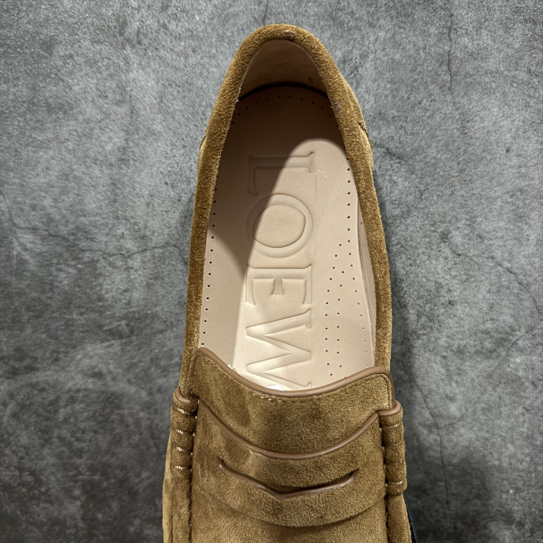 图片[8]-【莞产G版】LOEWE罗意威老钱乐福鞋 美拉德色系老钱风乐福鞋 【皮料】 东莞原厂进口全新2025年新材质“高丝光绒感牛反绒” 【鞋头】优质优雅，微微上翘的弧度~全油边工艺~ 【鞋舌】内里也是全牛皮，一整张牛皮切割，无拼皮、无边角料皮！ 【鞋底】全真皮大底，非常昂贵，原厂出来的品质~ 独家私模！ 【鞋垫】整张牛皮鞋垫 +独家私人开模压印！ 【尺码】 ： 39 40 41 42 43 44 45 ！ 正码正拍~-选品中心