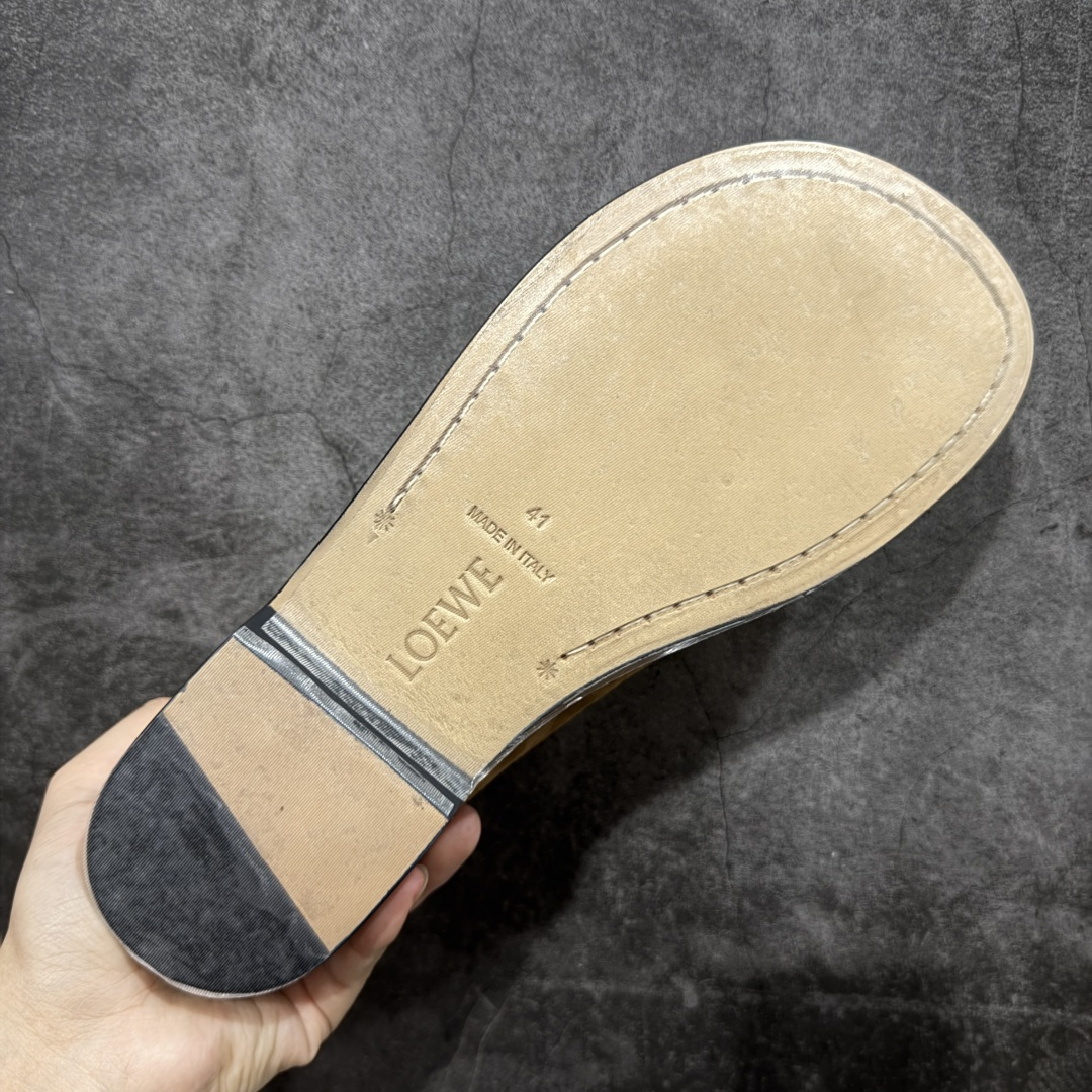 图片[9]-【莞产G版】LOEWE罗意威老钱乐福鞋 美拉德色系老钱风乐福鞋 【皮料】 东莞原厂进口全新2025年新材质“高丝光绒感牛反绒” 【鞋头】优质优雅，微微上翘的弧度~全油边工艺~ 【鞋舌】内里也是全牛皮，一整张牛皮切割，无拼皮、无边角料皮！ 【鞋底】全真皮大底，非常昂贵，原厂出来的品质~ 独家私模！ 【鞋垫】整张牛皮鞋垫 +独家私人开模压印！ 【尺码】 ： 39 40 41 42 43 44 45 ！ 正码正拍~-选品中心