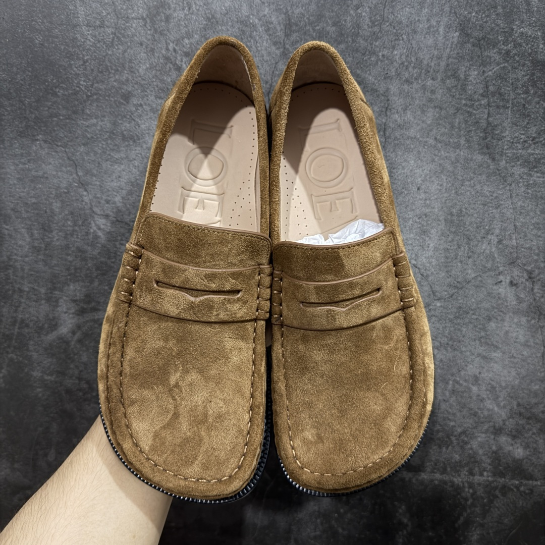 图片[2]-【莞产G版】LOEWE罗意威老钱乐福鞋 美拉德色系老钱风乐福鞋 【皮料】 东莞原厂进口全新2025年新材质“高丝光绒感牛反绒” 【鞋头】优质优雅，微微上翘的弧度~全油边工艺~ 【鞋舌】内里也是全牛皮，一整张牛皮切割，无拼皮、无边角料皮！ 【鞋底】全真皮大底，非常昂贵，原厂出来的品质~ 独家私模！ 【鞋垫】整张牛皮鞋垫 +独家私人开模压印！ 【尺码】 ： 39 40 41 42 43 44 45 ！ 正码正拍~-选品中心