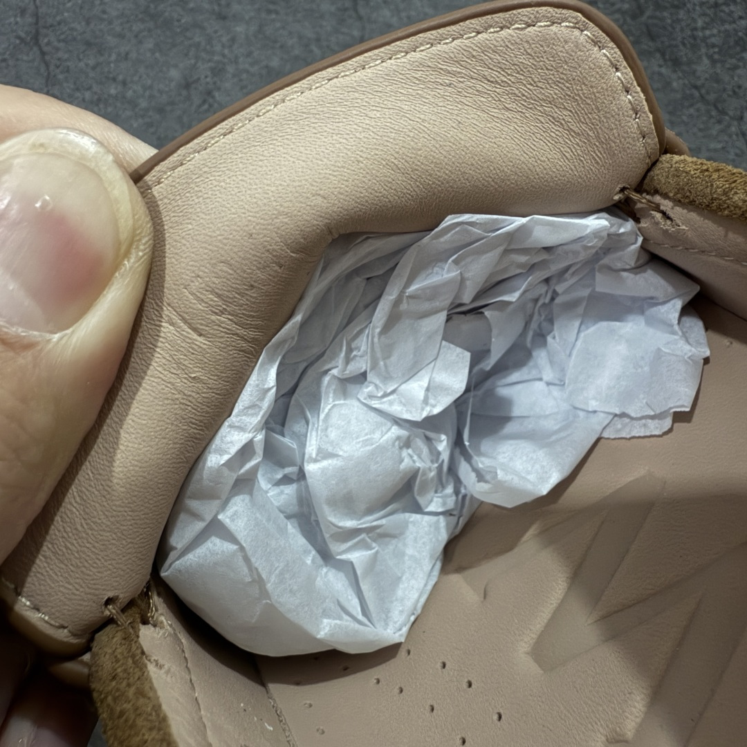 图片[8]-【莞产G版】LOEWE罗意威老钱乐福鞋 美拉德色系老钱风乐福鞋 【皮料】 东莞原厂进口全新2025年新材质“高丝光绒感牛反绒” 【鞋头】优质优雅，微微上翘的弧度~全油边工艺~ 【鞋舌】内里也是全牛皮，一整张牛皮切割，无拼皮、无边角料皮！ 【鞋底】全真皮大底，非常昂贵，原厂出来的品质~ 独家私模！ 【鞋垫】整张牛皮鞋垫 +独家私人开模压印！ 【尺码】 ： 39 40 41 42 43 44 45 ！ 正码正拍~-选品中心