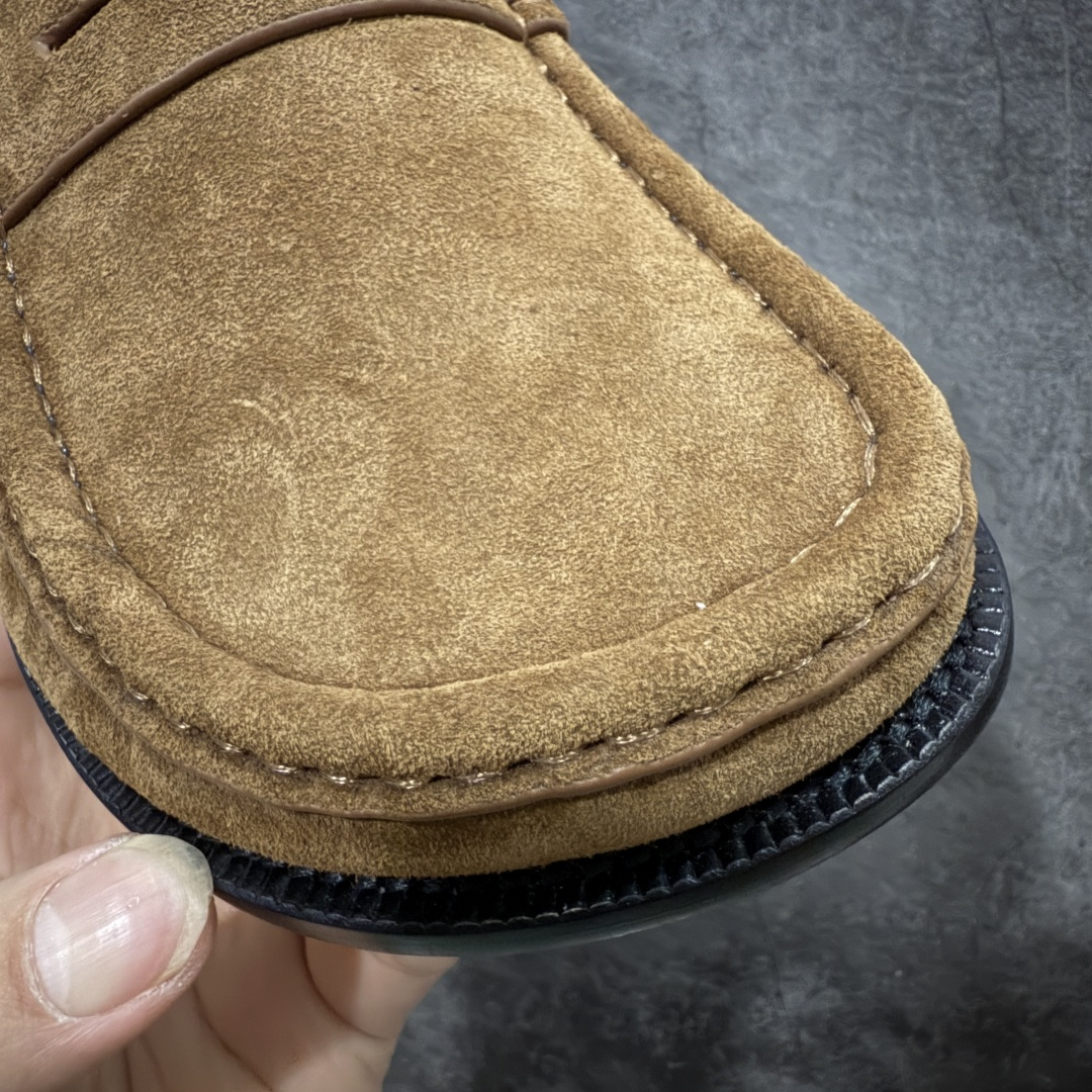 图片[7]-【莞产G版】LOEWE罗意威老钱乐福鞋 美拉德色系老钱风乐福鞋 【皮料】 东莞原厂进口全新2025年新材质“高丝光绒感牛反绒” 【鞋头】优质优雅，微微上翘的弧度~全油边工艺~ 【鞋舌】内里也是全牛皮，一整张牛皮切割，无拼皮、无边角料皮！ 【鞋底】全真皮大底，非常昂贵，原厂出来的品质~ 独家私模！ 【鞋垫】整张牛皮鞋垫 +独家私人开模压印！ 【尺码】 ： 39 40 41 42 43 44 45 ！ 正码正拍~-选品中心