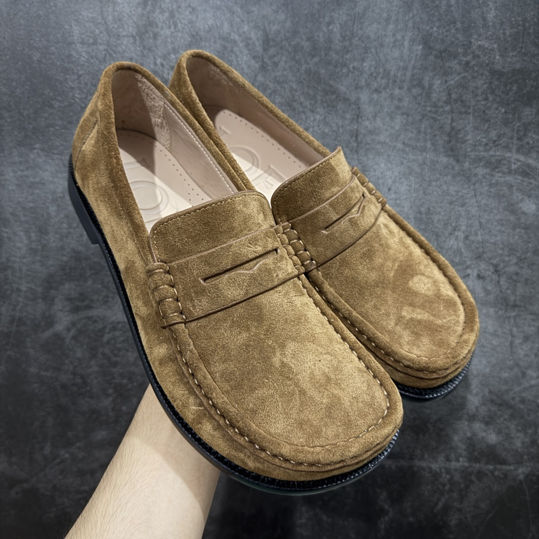 【莞产G版】LOEWE罗意威老钱乐福鞋 美拉德色系老钱风乐福鞋 【皮料】 东莞原厂进口全新2025年新材质“高丝光绒感牛反绒” 【鞋头】优质优雅,微微上翘的弧度~全油边工艺~ 【鞋舌】内里也是全牛皮,一整张牛皮切割,无拼皮、无边角料皮! 【鞋底】全真皮大底,非常昂贵,原厂出来的品质~ 独家私模! 【鞋垫】整张牛皮鞋垫 +独家私人开模压印! 【尺码】 : 39 40 41 42 43 44 45 ! 正码正拍~-选品中心