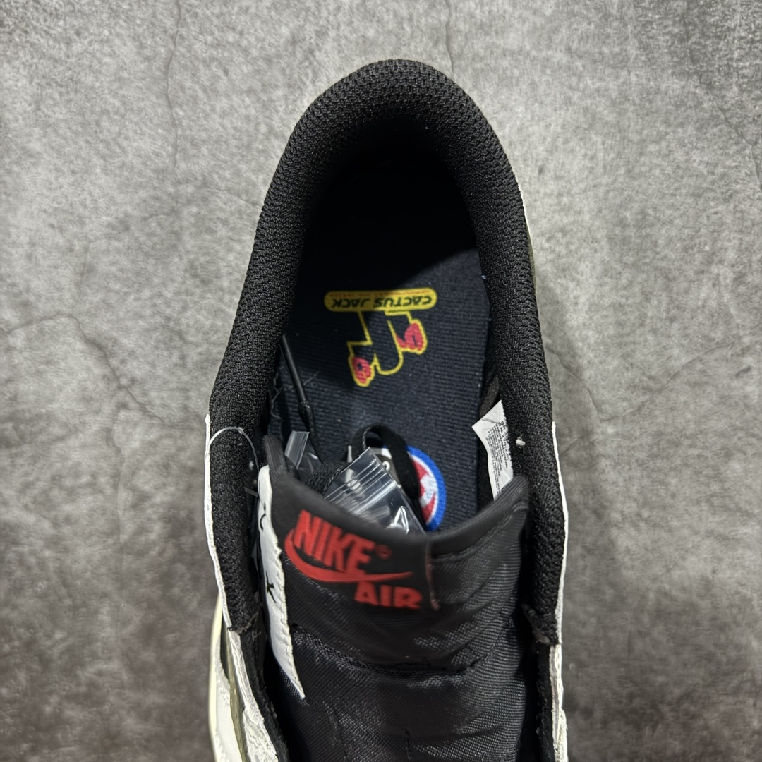 图片[8]-【原厂版】Air Jordan 1 x Travis Scott AJ1 x TS联名黑绿倒钩低帮 DZ4137-106 超级强悍品质 可对比市场各大纯原版本 专业aj大厂出品 对细节的把控毋庸置疑 材料也是用最接近原鞋的头层皮料 所有地方都没有做到减配 原厂鞋楦打造完美鞋型 整体鞋型以及后跟做的弧度做的非常好 鞋带为原厂打蜡鞋带 粗细程度同步原鞋 裁片清洁度到位 无明显瑕疵毛边 免修产品 正确针车 该重针 该有尖角的地方都有做到 鞋价格非常香 转手可闭眼卖高价 到手各位就知道货有多好 绝对秒杀一切同价格货品 尺码：36-47.5-选品中心