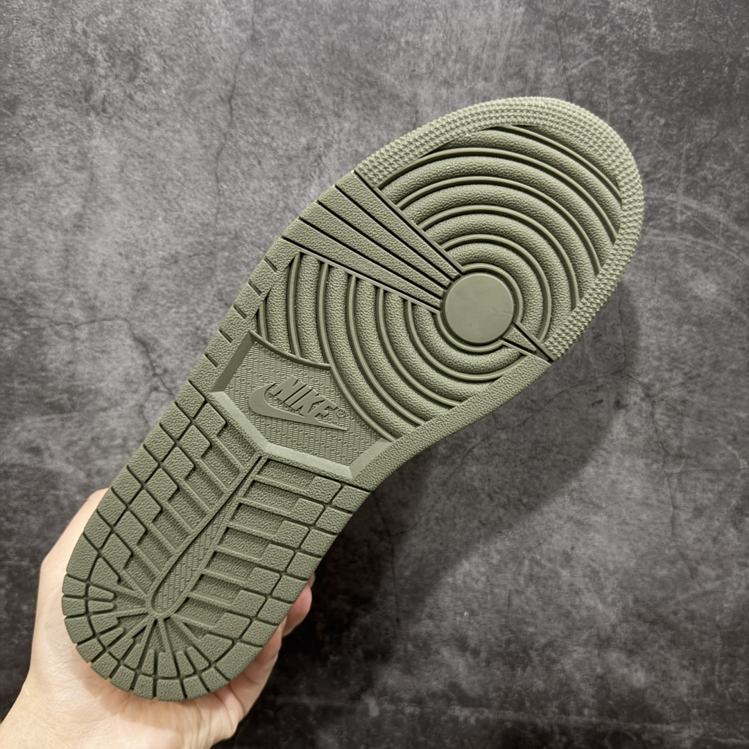 图片[9]-【原厂版】Air Jordan 1 x Travis Scott AJ1 x TS联名黑绿倒钩低帮 DZ4137-106 超级强悍品质 可对比市场各大纯原版本 专业aj大厂出品 对细节的把控毋庸置疑 材料也是用最接近原鞋的头层皮料 所有地方都没有做到减配 原厂鞋楦打造完美鞋型 整体鞋型以及后跟做的弧度做的非常好 鞋带为原厂打蜡鞋带 粗细程度同步原鞋 裁片清洁度到位 无明显瑕疵毛边 免修产品 正确针车 该重针 该有尖角的地方都有做到 鞋价格非常香 转手可闭眼卖高价 到手各位就知道货有多好 绝对秒杀一切同价格货品 尺码：36-47.5-选品中心