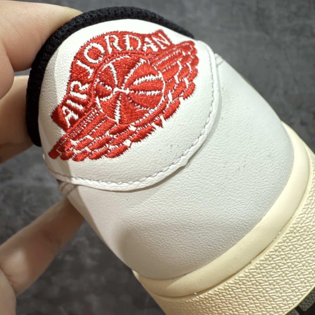 图片[2]-【原厂版】Air Jordan 1 x Travis Scott AJ1 x TS联名黑绿倒钩低帮 DZ4137-106 超级强悍品质 可对比市场各大纯原版本 专业aj大厂出品 对细节的把控毋庸置疑 材料也是用最接近原鞋的头层皮料 所有地方都没有做到减配 原厂鞋楦打造完美鞋型 整体鞋型以及后跟做的弧度做的非常好 鞋带为原厂打蜡鞋带 粗细程度同步原鞋 裁片清洁度到位 无明显瑕疵毛边 免修产品 正确针车 该重针 该有尖角的地方都有做到 鞋价格非常香 转手可闭眼卖高价 到手各位就知道货有多好 绝对秒杀一切同价格货品 尺码：36-47.5-选品中心
