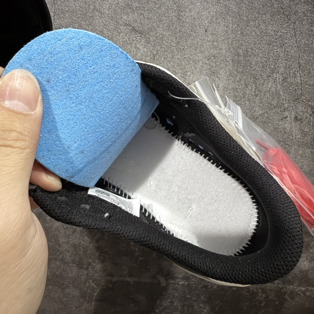 图片[8]-【原厂版】Air Jordan 1 x Travis Scott AJ1 x TS联名黑绿倒钩低帮 DZ4137-106 超级强悍品质 可对比市场各大纯原版本 专业aj大厂出品 对细节的把控毋庸置疑 材料也是用最接近原鞋的头层皮料 所有地方都没有做到减配 原厂鞋楦打造完美鞋型 整体鞋型以及后跟做的弧度做的非常好 鞋带为原厂打蜡鞋带 粗细程度同步原鞋 裁片清洁度到位 无明显瑕疵毛边 免修产品 正确针车 该重针 该有尖角的地方都有做到 鞋价格非常香 转手可闭眼卖高价 到手各位就知道货有多好 绝对秒杀一切同价格货品 尺码：36-47.5-选品中心