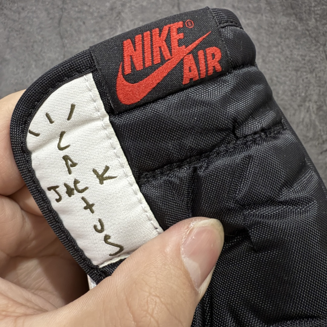 图片[6]-【原厂版】Air Jordan 1 x Travis Scott AJ1 x TS联名黑绿倒钩低帮 DZ4137-106 超级强悍品质 可对比市场各大纯原版本 专业aj大厂出品 对细节的把控毋庸置疑 材料也是用最接近原鞋的头层皮料 所有地方都没有做到减配 原厂鞋楦打造完美鞋型 整体鞋型以及后跟做的弧度做的非常好 鞋带为原厂打蜡鞋带 粗细程度同步原鞋 裁片清洁度到位 无明显瑕疵毛边 免修产品 正确针车 该重针 该有尖角的地方都有做到 鞋价格非常香 转手可闭眼卖高价 到手各位就知道货有多好 绝对秒杀一切同价格货品 尺码：36-47.5-选品中心