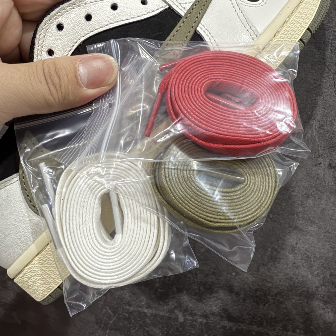 图片[9]-【原厂版】Air Jordan 1 x Travis Scott AJ1 x TS联名黑绿倒钩低帮 DZ4137-106 超级强悍品质 可对比市场各大纯原版本 专业aj大厂出品 对细节的把控毋庸置疑 材料也是用最接近原鞋的头层皮料 所有地方都没有做到减配 原厂鞋楦打造完美鞋型 整体鞋型以及后跟做的弧度做的非常好 鞋带为原厂打蜡鞋带 粗细程度同步原鞋 裁片清洁度到位 无明显瑕疵毛边 免修产品 正确针车 该重针 该有尖角的地方都有做到 鞋价格非常香 转手可闭眼卖高价 到手各位就知道货有多好 绝对秒杀一切同价格货品 尺码：36-47.5-选品中心