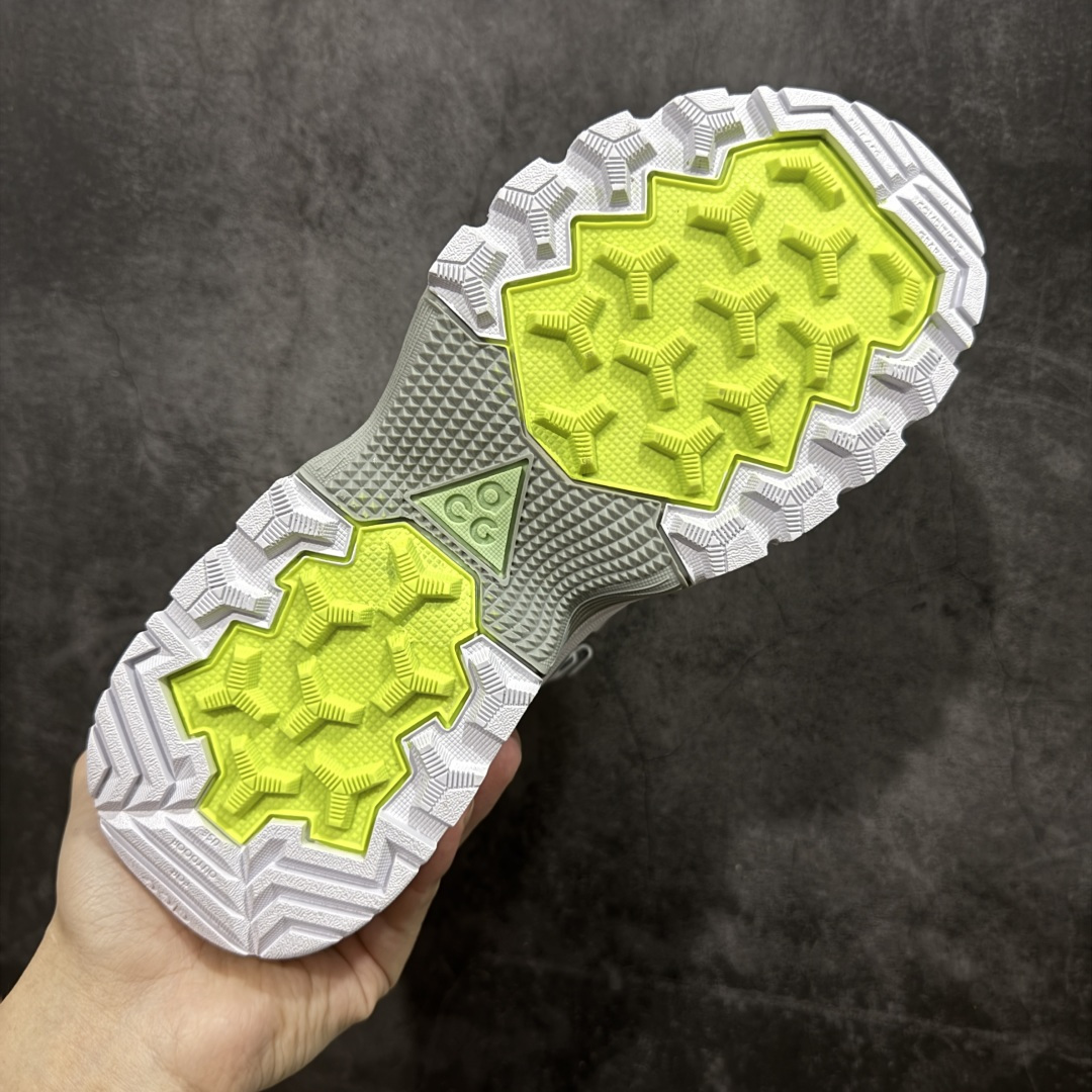 图片[9]-【公司级】Nike ACG GORE-TEX 防滑耐磨 户外高帮运动休闲鞋 这款鞋主打GORE-TEX科技，暴雨天等不良天气也能轻松应对，还配了Air Zoom气垫，踩上去软弹舒适。 鞋底纹路超深，防滑抓地力强，山地石子路都稳得很，户外探险或者城市穿都超有型！ Nike ACG Air Zoom Gaiadome GORE-TEX 男子运动鞋可驾驭多种场合。此鞋款采用耐穿材料，结合 GORE-TEX 技术和经过精心调整的大号凸起底纹，可驾驭陡峭山坡。简而言之，无论是徒步、背包旅行或是简单的探索，这双鞋都能满足你。 货号：DD2858–100 尺码：36-47-选品中心