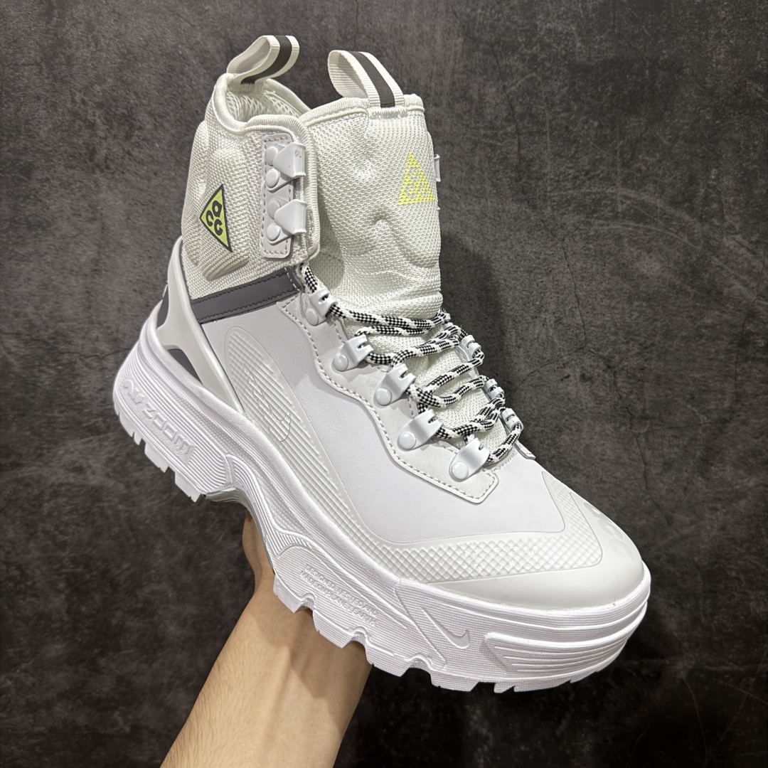 图片[3]-【公司级】Nike ACG GORE-TEX 防滑耐磨 户外高帮运动休闲鞋 这款鞋主打GORE-TEX科技，暴雨天等不良天气也能轻松应对，还配了Air Zoom气垫，踩上去软弹舒适。 鞋底纹路超深，防滑抓地力强，山地石子路都稳得很，户外探险或者城市穿都超有型！ Nike ACG Air Zoom Gaiadome GORE-TEX 男子运动鞋可驾驭多种场合。此鞋款采用耐穿材料，结合 GORE-TEX 技术和经过精心调整的大号凸起底纹，可驾驭陡峭山坡。简而言之，无论是徒步、背包旅行或是简单的探索，这双鞋都能满足你。 货号：DD2858–100 尺码：36-47-选品中心