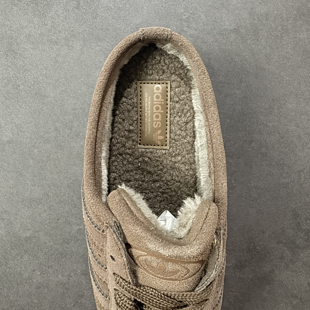 图片[7]-【公司级】Adidas Originals Campus 00S WTR LO系列 阿迪达斯 面包风时尚潮流包头拖鞋 秋冬加绒款 保有原型设计中经典的三叶草LOGO及三条纹设计的同时 放大了整体鞋身 鞋带和三条纹比例 同时鞋身填充棉部分用料扎实 较为厚重 这也使得鞋舌部分不会轻易移位或弯折 同时鞋面切割与走线部分处理十分精细 皮面拼接部分边缘切割也十分整洁 保证了个性化设计的同时做工细致 货号：JR3731 尺码：36-45半码-选品中心