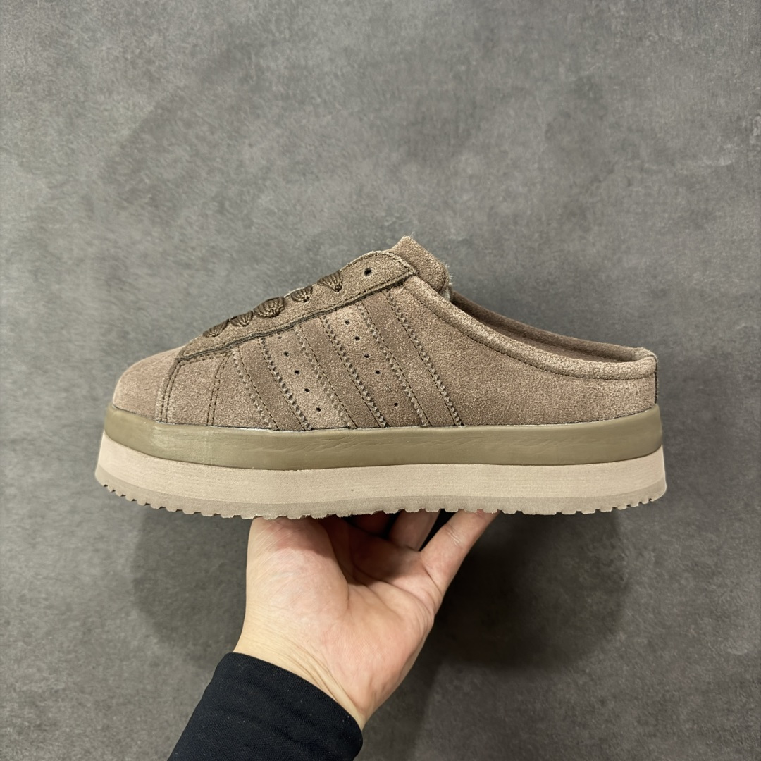 图片[2]-【公司级】Adidas Originals Campus 00S WTR LO系列 阿迪达斯 面包风时尚潮流包头拖鞋 秋冬加绒款 保有原型设计中经典的三叶草LOGO及三条纹设计的同时 放大了整体鞋身 鞋带和三条纹比例 同时鞋身填充棉部分用料扎实 较为厚重 这也使得鞋舌部分不会轻易移位或弯折 同时鞋面切割与走线部分处理十分精细 皮面拼接部分边缘切割也十分整洁 保证了个性化设计的同时做工细致 货号：JR3731 尺码：36-45半码-选品中心