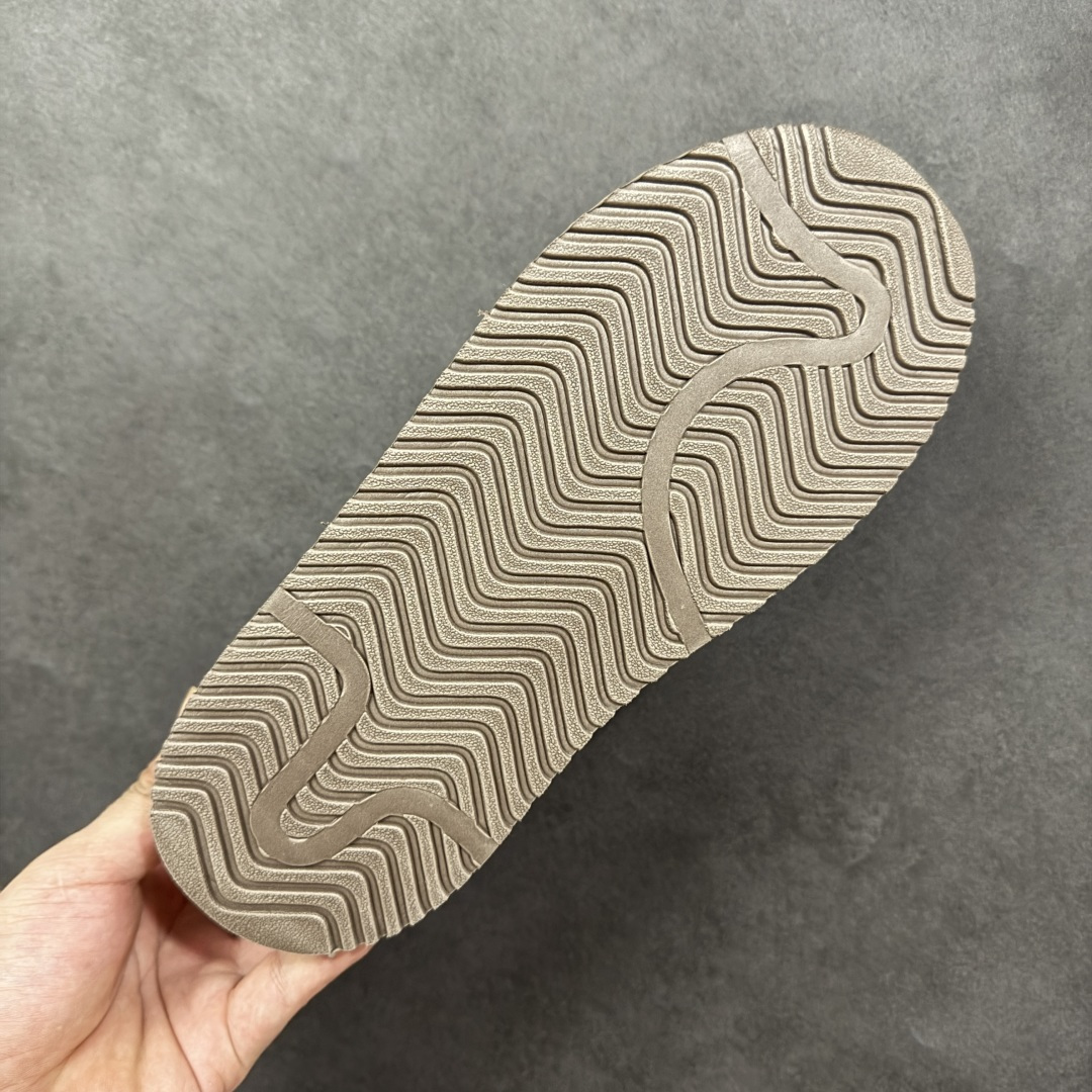 图片[9]-【公司级】Adidas Originals Campus 00S WTR LO系列 阿迪达斯 面包风时尚潮流包头拖鞋 秋冬加绒款 保有原型设计中经典的三叶草LOGO及三条纹设计的同时 放大了整体鞋身 鞋带和三条纹比例 同时鞋身填充棉部分用料扎实 较为厚重 这也使得鞋舌部分不会轻易移位或弯折 同时鞋面切割与走线部分处理十分精细 皮面拼接部分边缘切割也十分整洁 保证了个性化设计的同时做工细致 货号：JR3731 尺码：36-45半码-选品中心