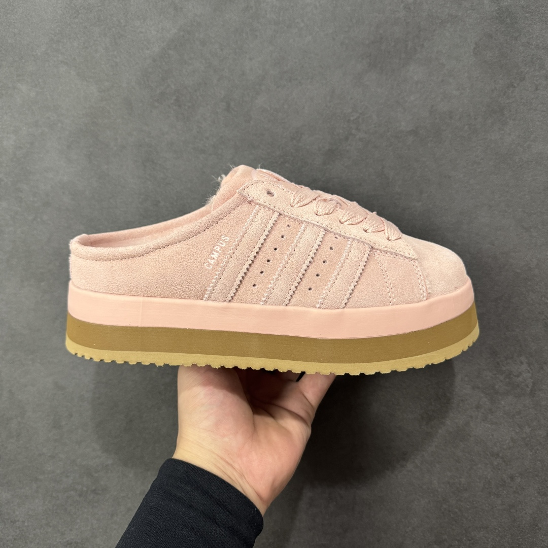 【公司级】Adidas Originals Campus 00S WTR LO系列 阿迪达斯 面包风时尚潮流包头拖鞋 秋冬加绒款 保有原型设计中经典的三叶草LOGO及三条纹设计的同时 放大了整体鞋身 鞋带和三条纹比例 同时鞋身填充棉部分用料扎实 较为厚重 这也使得鞋舌部分不会轻易移位或弯折 同时鞋面切割与走线部分处理十分精细 皮面拼接部分边缘切割也十分整洁 保证了个性化设计的同时做工细致 货号：JR3238 尺码：36-40半码-选品中心