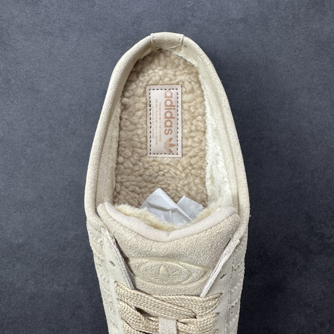 图片[7]-【公司级】Adidas Originals Campus 00S WTR LO系列 阿迪达斯 面包风时尚潮流包头拖鞋 秋冬加绒款 保有原型设计中经典的三叶草LOGO及三条纹设计的同时 放大了整体鞋身 鞋带和三条纹比例 同时鞋身填充棉部分用料扎实 较为厚重 这也使得鞋舌部分不会轻易移位或弯折 同时鞋面切割与走线部分处理十分精细 皮面拼接部分边缘切割也十分整洁 保证了个性化设计的同时做工细致 货号：JR3732 尺码：36-45半码-选品中心