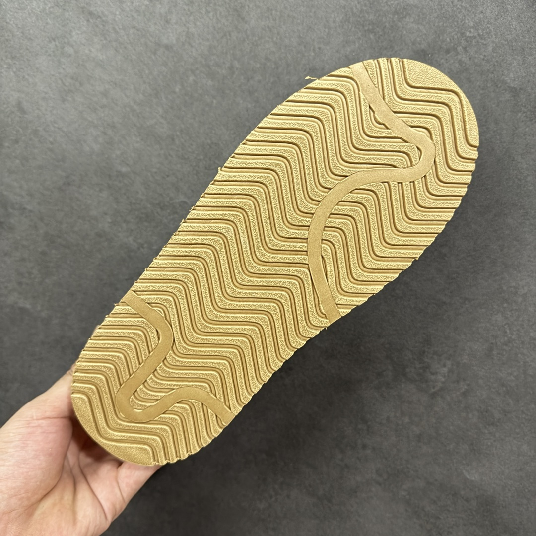 图片[9]-【公司级】Adidas Originals Campus 00S WTR LO系列 阿迪达斯 面包风时尚潮流包头拖鞋 秋冬加绒款 保有原型设计中经典的三叶草LOGO及三条纹设计的同时 放大了整体鞋身 鞋带和三条纹比例 同时鞋身填充棉部分用料扎实 较为厚重 这也使得鞋舌部分不会轻易移位或弯折 同时鞋面切割与走线部分处理十分精细 皮面拼接部分边缘切割也十分整洁 保证了个性化设计的同时做工细致 货号：JR3732 尺码：36-45半码-选品中心