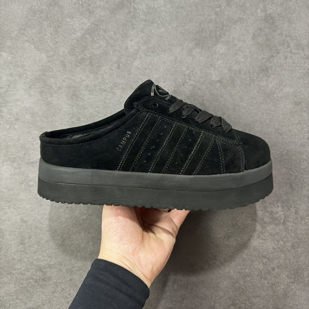 【公司级】Adidas Originals Campus 00S WTR LO系列 阿迪达斯 面包风时尚潮流包头拖鞋 秋冬加绒款 保有原型设计中经典的三叶草LOGO及三条纹设计的同时 放大了整体鞋身 鞋带和三条纹比例 同时鞋身填充棉部分用料扎实 较为厚重 这也使得鞋舌部分不会轻易移位或弯折 同时鞋面切割与走线部分处理十分精细 皮面拼接部分边缘切割也十分整洁 保证了个性化设计的同时做工细致 货号：JR3733 尺码：36-45半码-选品中心