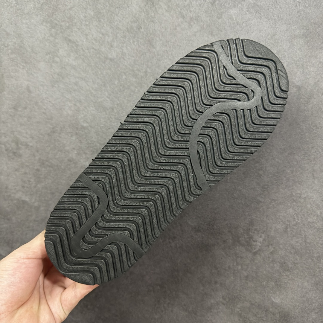 图片[9]-【公司级】Adidas Originals Campus 00S WTR LO系列 阿迪达斯 面包风时尚潮流包头拖鞋 秋冬加绒款 保有原型设计中经典的三叶草LOGO及三条纹设计的同时 放大了整体鞋身 鞋带和三条纹比例 同时鞋身填充棉部分用料扎实 较为厚重 这也使得鞋舌部分不会轻易移位或弯折 同时鞋面切割与走线部分处理十分精细 皮面拼接部分边缘切割也十分整洁 保证了个性化设计的同时做工细致 货号：JR3733 尺码：36-45半码-选品中心