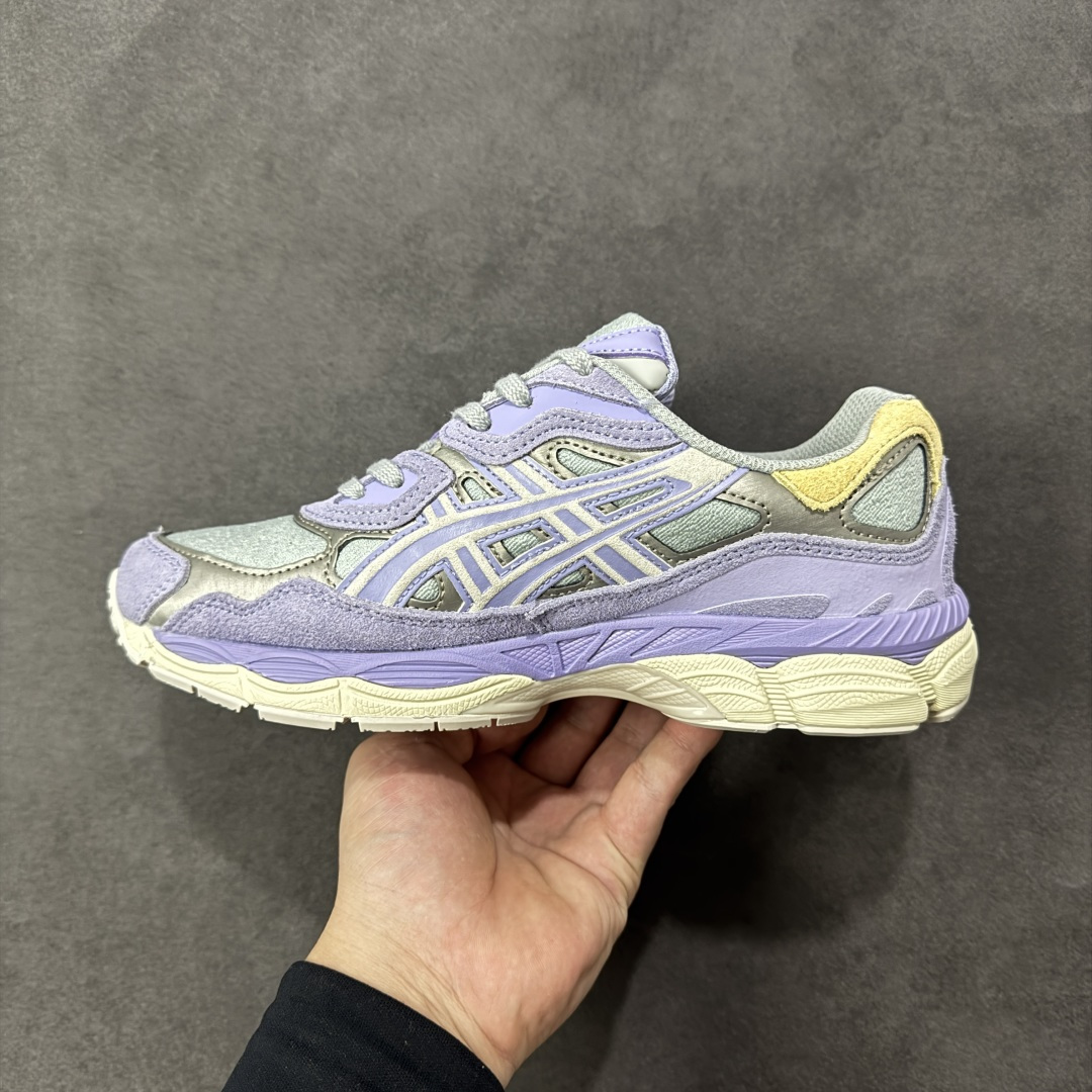 图片[2]-【公司级】Asics Gel-NYC复古单品 亚瑟士ASICSTIGER秋季新款休闲鞋 厚底街头运动休闲鞋 ASICS亚瑟士推出全新GEL-NYC，彰显纽约都市活力 这次的新系列融入了多个版本GEL的经典设计风格，广受好评。其设计灵感来源于GEL-NIMBUS 3,GEL-MC PLUS V 和 GEL-CUMULUS 16 这些往日经典鞋款。GEL-NYC使用GEL-CUMULUS 16鞋款的鞋楦设计,展现了独特的现代化美学。鞋底采用了轻质发泡材料,并在后跟和前掌处采用了ASICS亚瑟士核心科技——GEL缓震胶,赋予鞋款强大的缓冲性能,提供了更柔软舒适的穿着体验。而在原有设计的启发之上,此次鞋款采用更贴合当今潮流趋势的材料和创新技术,展现出纽约充满活力的都市精神。 尺码：36-45-选品中心