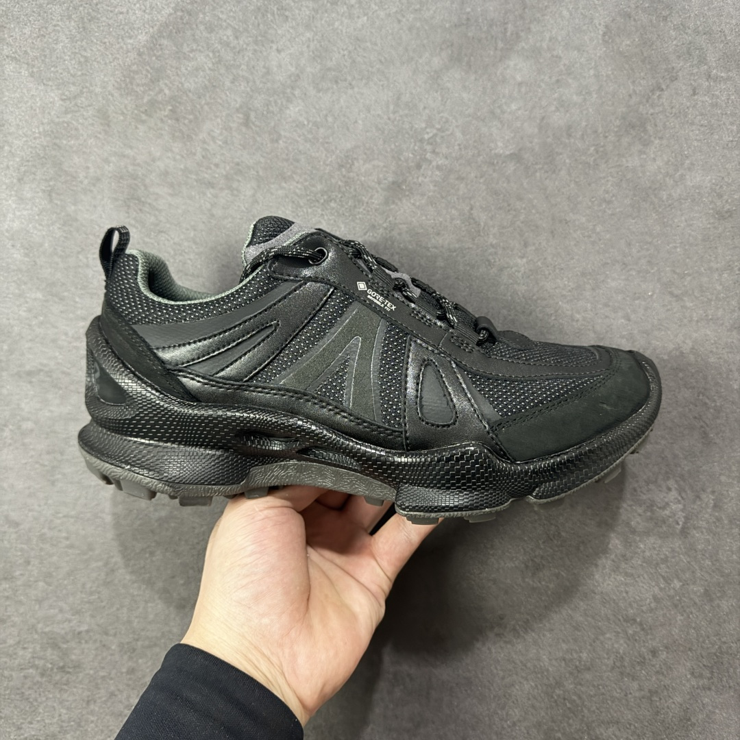 【头层升级版】ECCO爱步男鞋德训鞋秋 ecco爱步 Biom 2.2 牛皮 户外运动 健步 轻盈舒适 减震耐磨 低帮 登山鞋/徒步鞋 男款 柔酷零点系列 重塑德训经典轮廓，简约而不失格调 轻松切换不同生活场景的搭配需求 不易挤脚复古经典百搭 全皮革内里系统，从内衬到鞋垫，全皮革覆盖的贴心设计，如第二层肌肤般温柔承托双脚 三重舒适 轻盈大底搭载爱步独有科技 简约系带设计 可自由调节松紧 一体成型贴合脚部，轻弹缓震运动时自带缓冲buff 引领街头风向 尺码：39 40 41 42 43 44 编码：XYB330340-选品中心