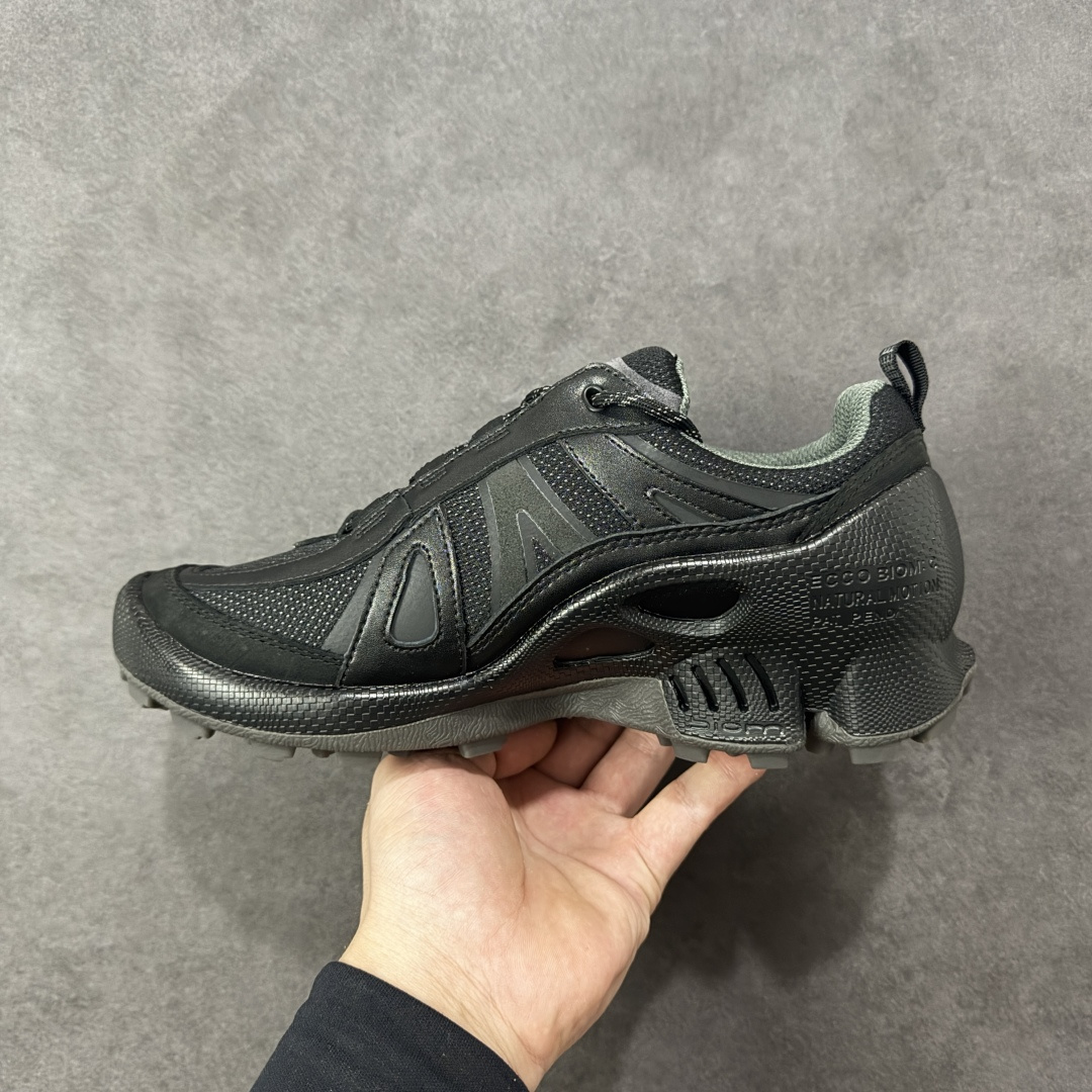 图片[2]-【头层升级版】ECCO爱步男鞋德训鞋秋 ecco爱步 Biom 2.2 牛皮 户外运动 健步 轻盈舒适 减震耐磨 低帮 登山鞋/徒步鞋 男款 柔酷零点系列 重塑德训经典轮廓，简约而不失格调 轻松切换不同生活场景的搭配需求 不易挤脚复古经典百搭 全皮革内里系统，从内衬到鞋垫，全皮革覆盖的贴心设计，如第二层肌肤般温柔承托双脚 三重舒适 轻盈大底搭载爱步独有科技 简约系带设计 可自由调节松紧 一体成型贴合脚部，轻弹缓震运动时自带缓冲buff 引领街头风向 尺码：39 40 41 42 43 44 编码：XYB330340-选品中心