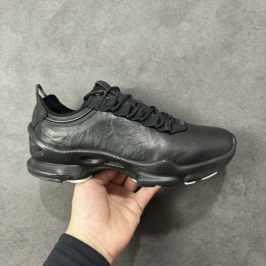 【头层升级版】ECCO爱步男鞋德训鞋秋 ecco爱步 Biom 2.2 牛皮 户外运动 健步 轻盈舒适 减震耐磨 低帮 登山鞋/徒步鞋 男款 柔酷零点系列 重塑德训经典轮廓，简约而不失格调 轻松切换不同生活场景的搭配需求 不易挤脚复古经典百搭 全皮革内里系统，从内衬到鞋垫，全皮革覆盖的贴心设计，如第二层肌肤般温柔承托双脚 三重舒适 轻盈大底搭载爱步独有科技 简约系带设计 可自由调节松紧 一体成型贴合脚部，轻弹缓震运动时自带缓冲buff 引领街头风向 尺码：39 40 41 42 43 44 编码：XYB330340-选品中心