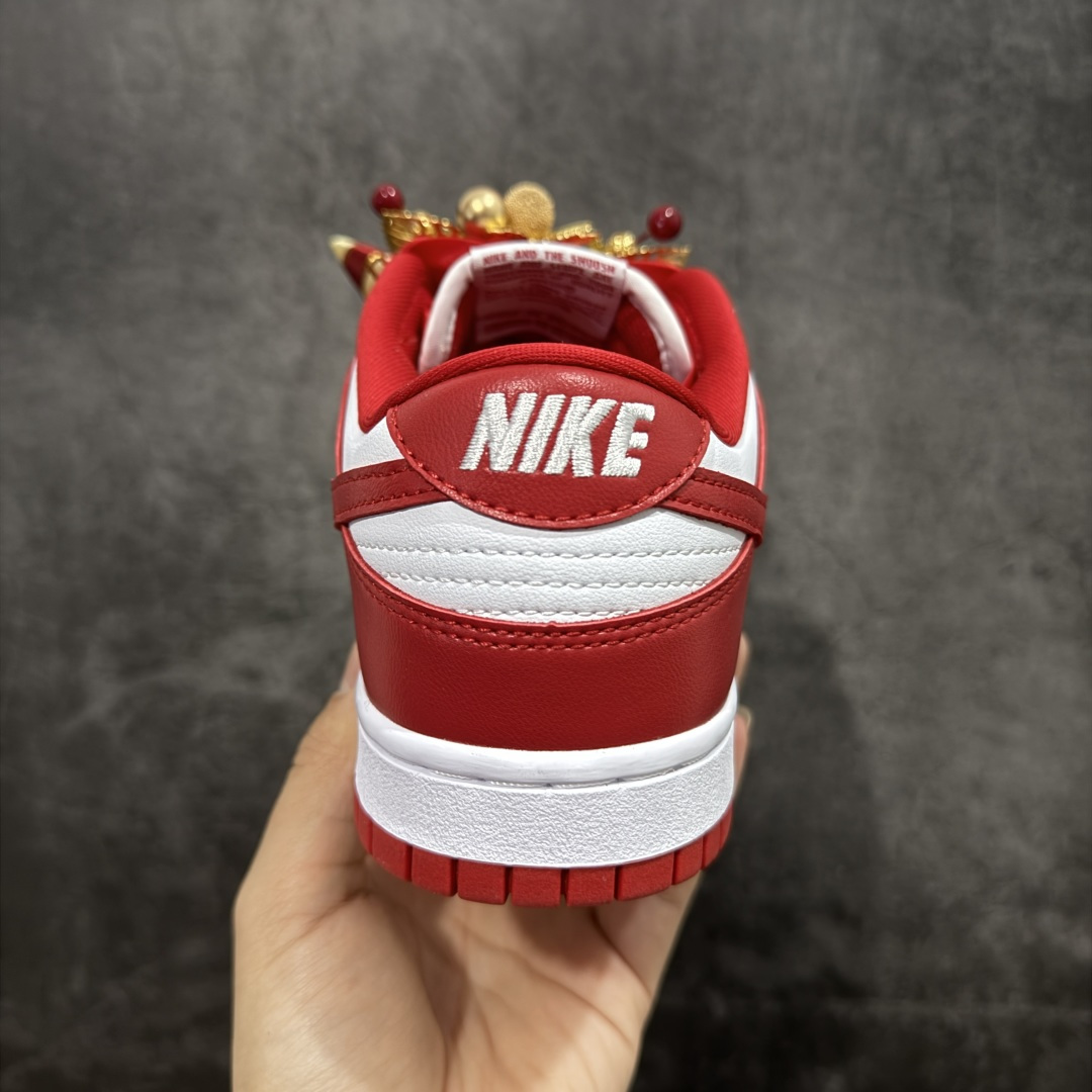 图片[4]-【纯原K版】Nk Dunk Low 定制系列 婚鞋系列 秀禾婚鞋龙凤和鸣 货号：CU1727-100 #款鞋设计灵感来源于中式婚礼的凤冠披霞。搭配丝绸质感刺绣布料、写意手绘左龙右凤、丝质鞋带以及喜字珍珠挂件，红金配色代表了喜庆、吉祥，以此呈现出中式婚礼的华贵、庄重、雅致。鞋面金属挂件均可拆卸，同时满足婚庆及日常可循环穿搭需求。 尺码：36 36.5 37.5 38 38.5 39 40 40.5 41 42 42.5 43 44 45-选品中心